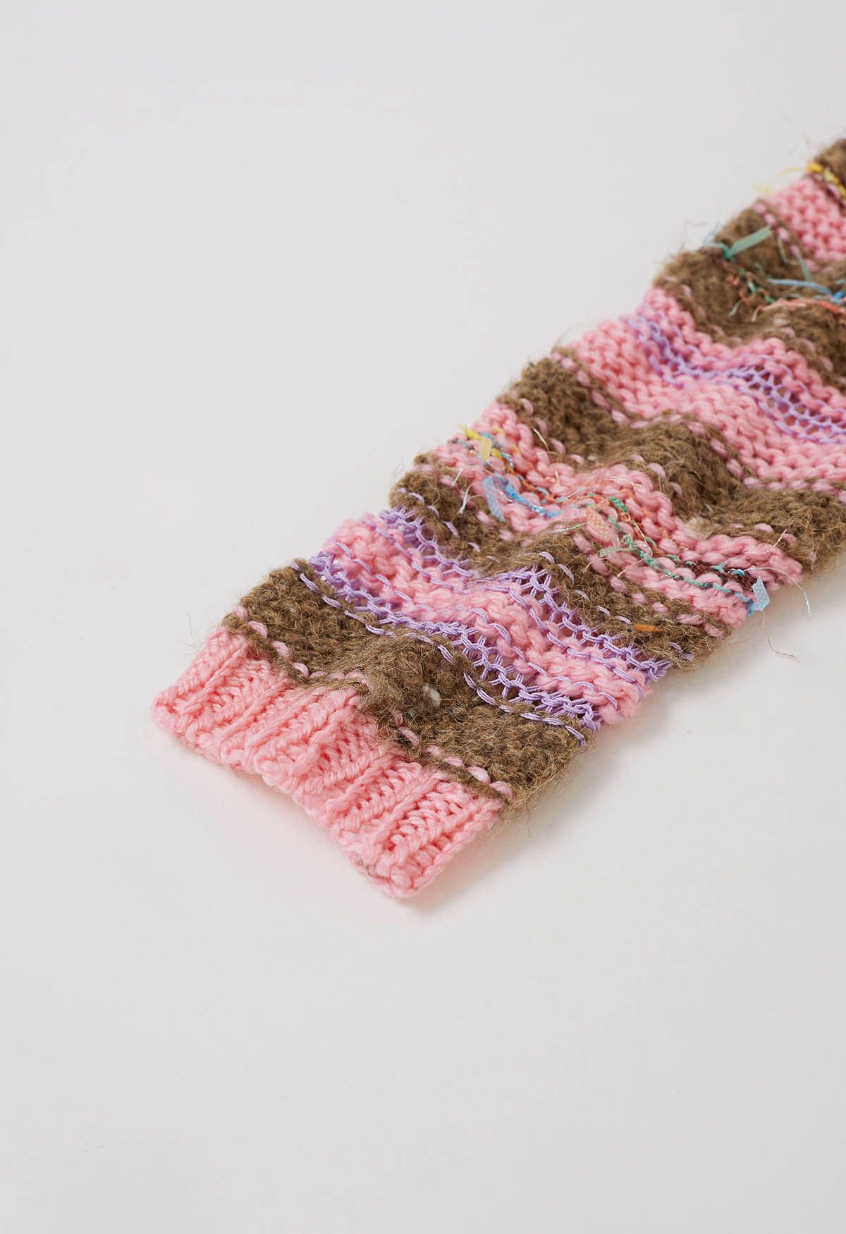 Mehrfarbig gestreifter Pointelle-Strickpullover mit Fransen in Pink