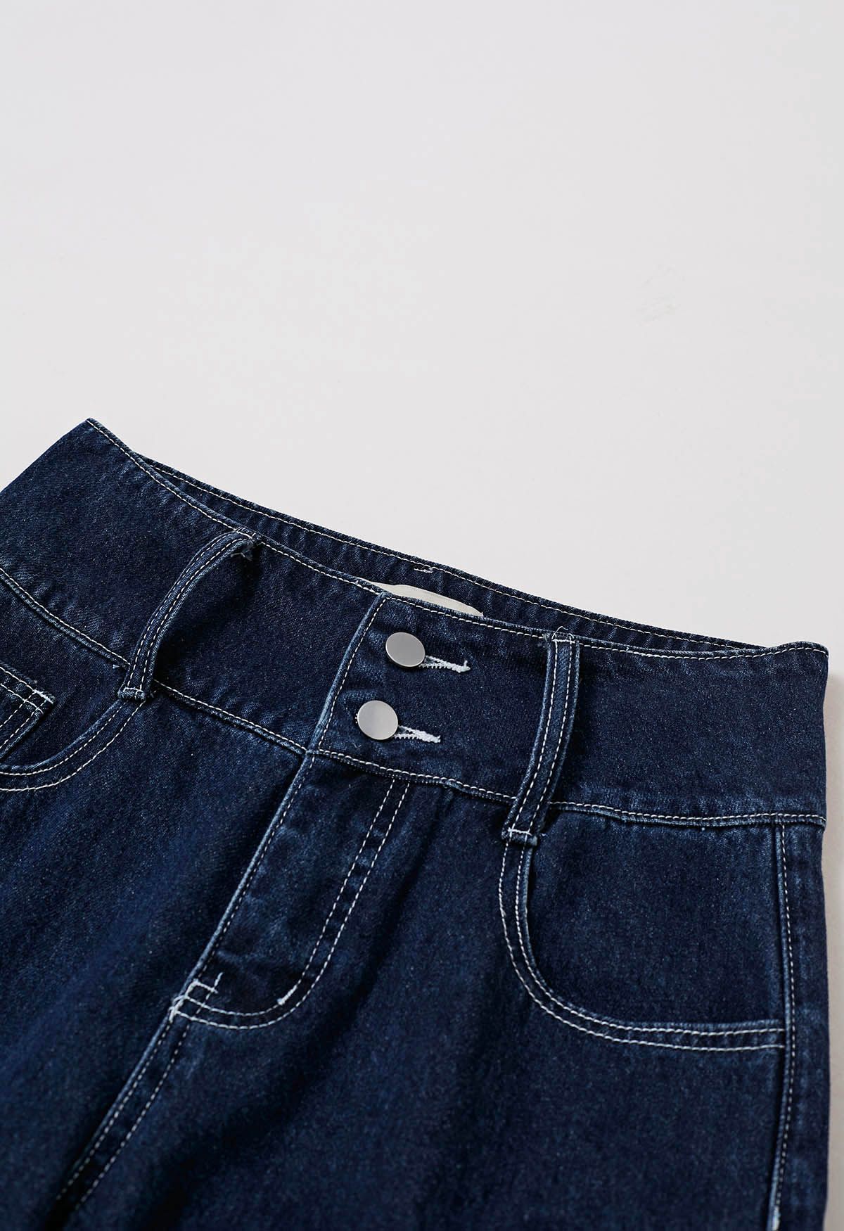 Modische, gerade geschnittene Jeans mit Schnallengürtel in Marine