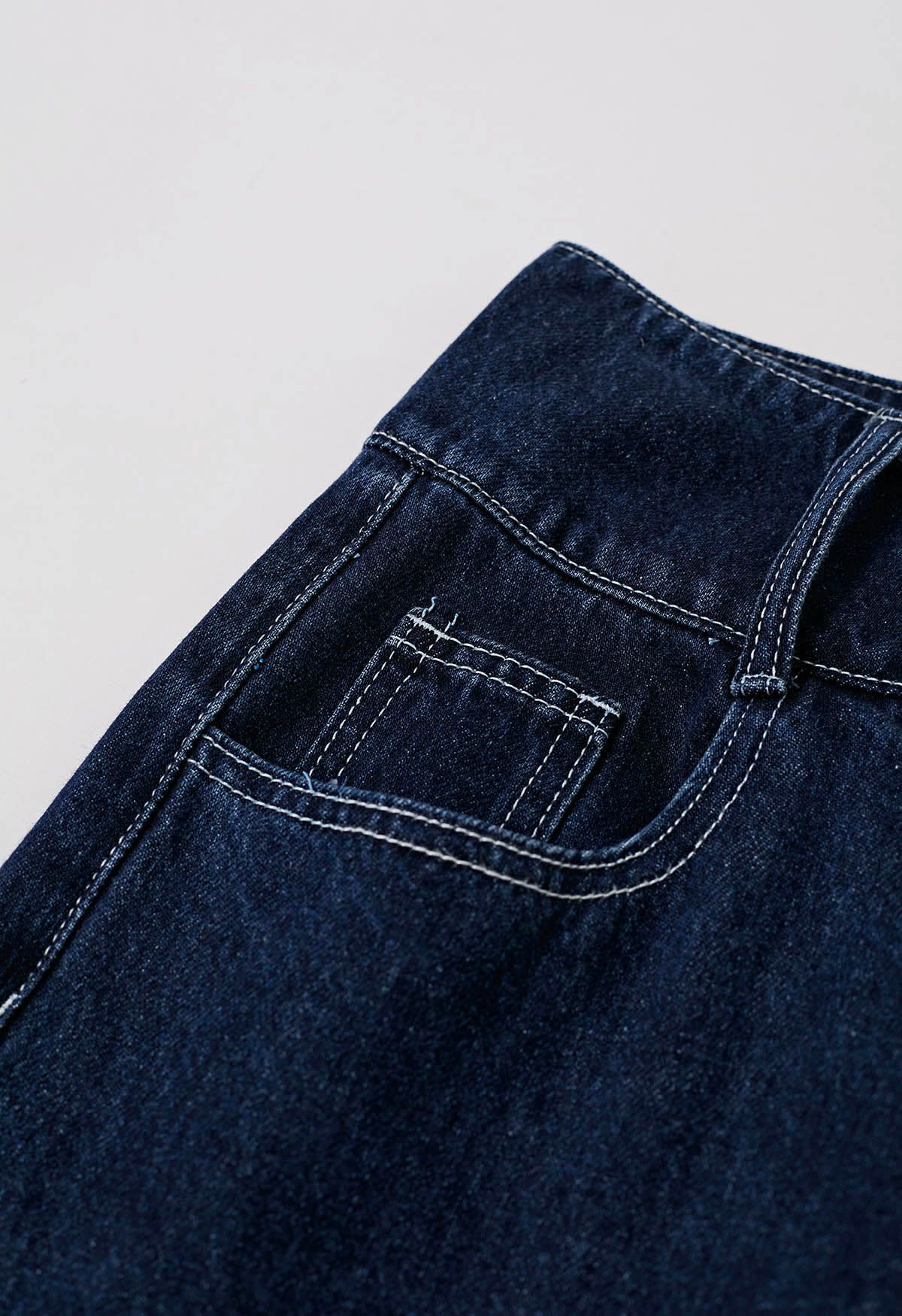 Modische, gerade geschnittene Jeans mit Schnallengürtel in Marine