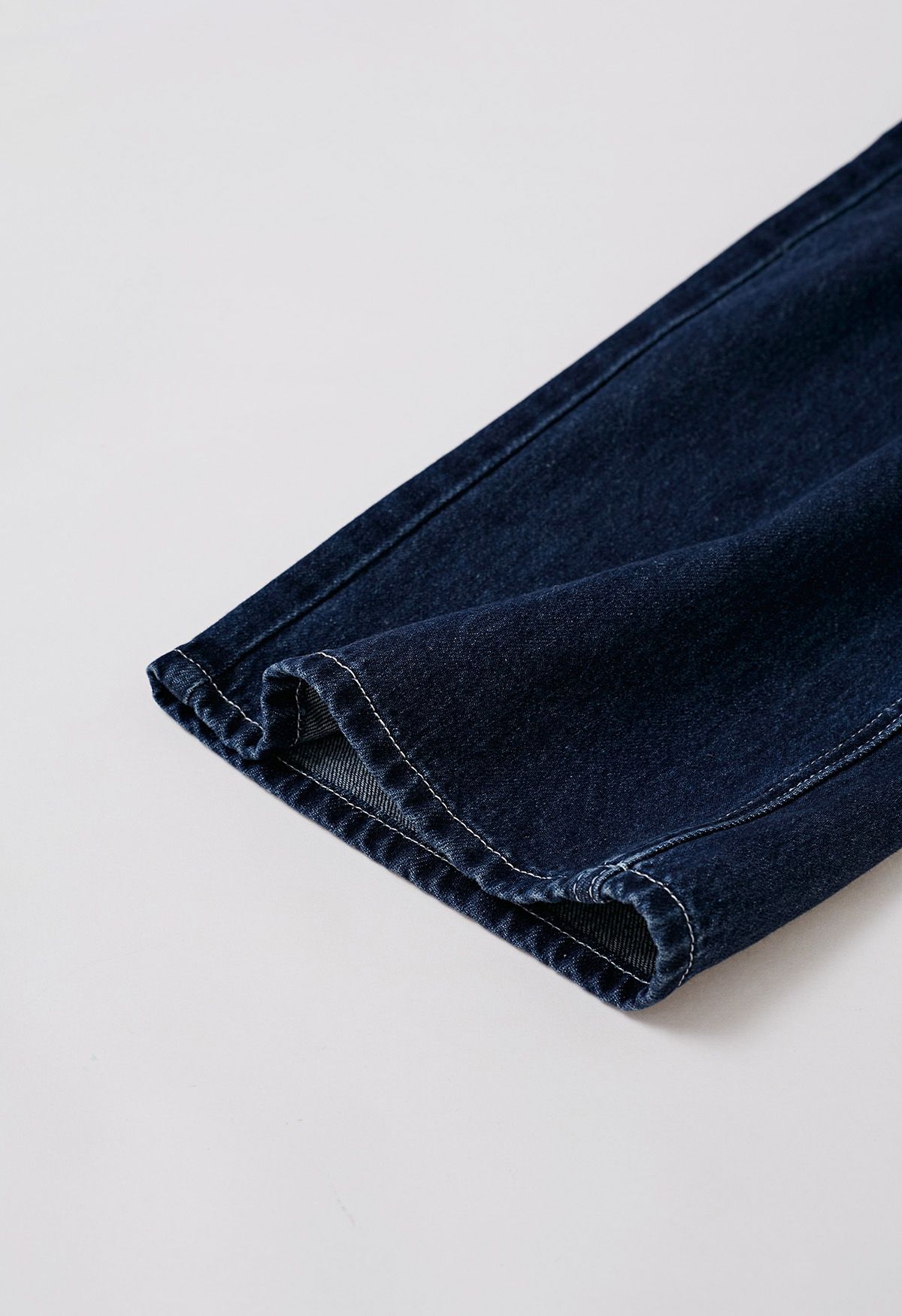 Modische, gerade geschnittene Jeans mit Schnallengürtel in Marine