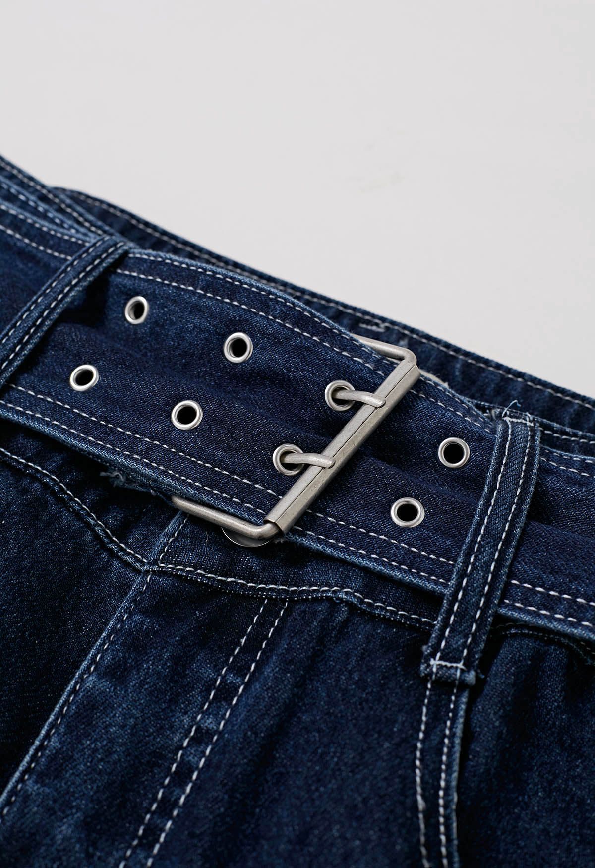 Modische, gerade geschnittene Jeans mit Schnallengürtel in Marine