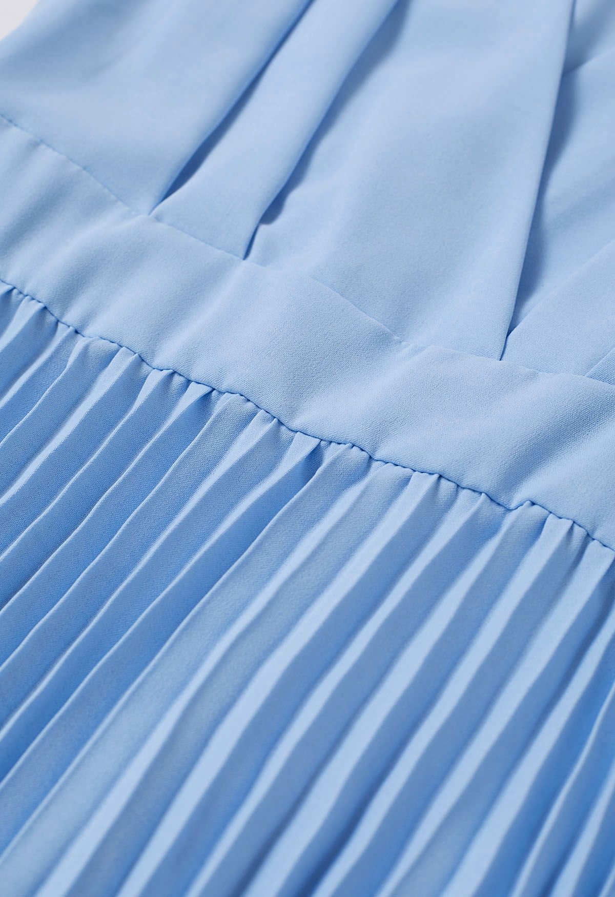 Graceful Pleats – Midikleid mit Wickeloptik und Gürtel in Blau