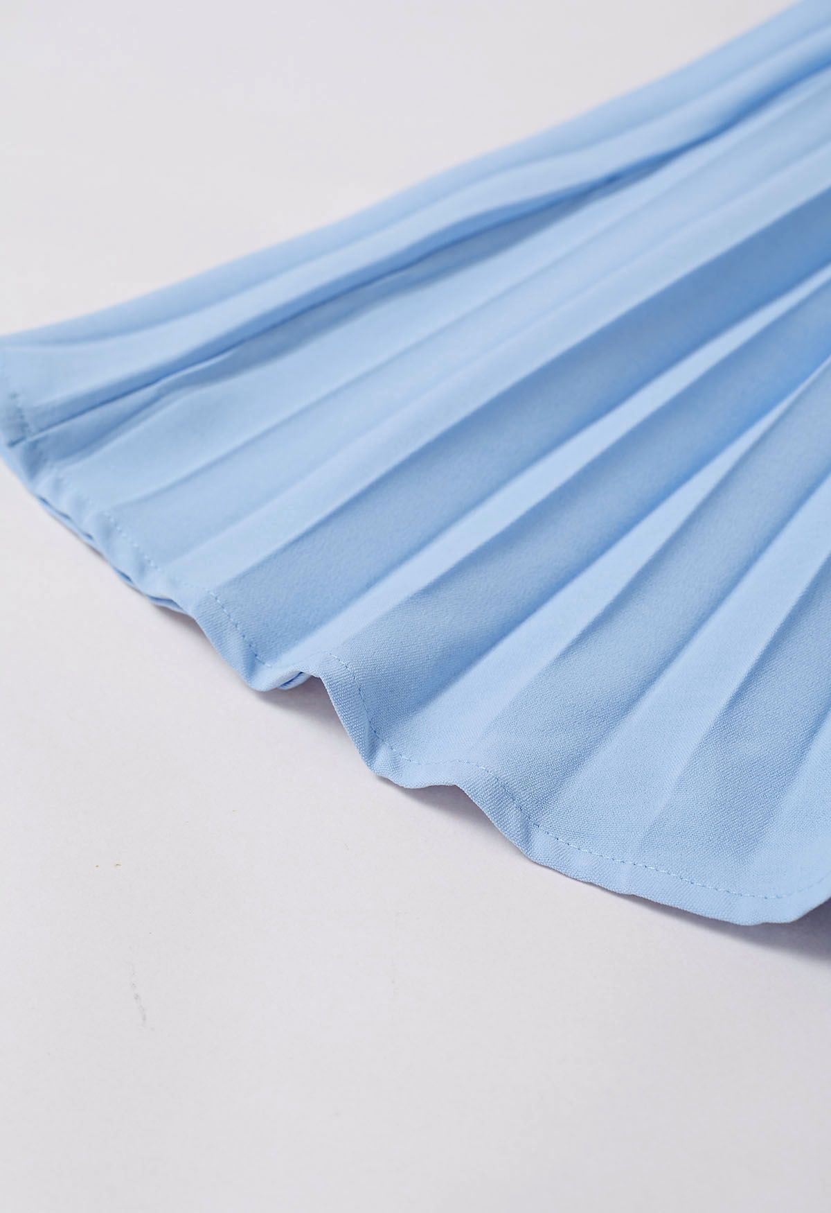 Graceful Pleats – Midikleid mit Wickeloptik und Gürtel in Blau