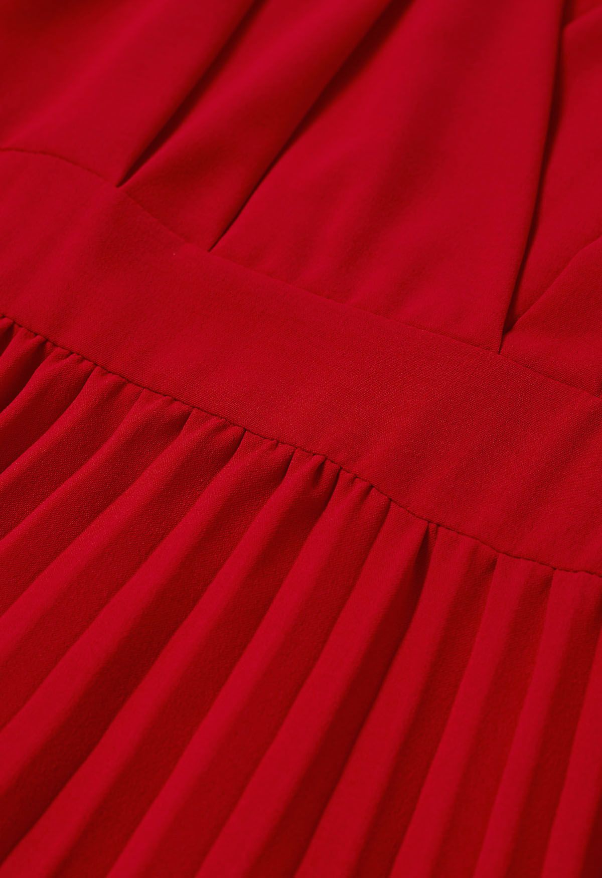 Graceful Pleats – Midikleid mit Wickeloptik und Gürtel in Rot