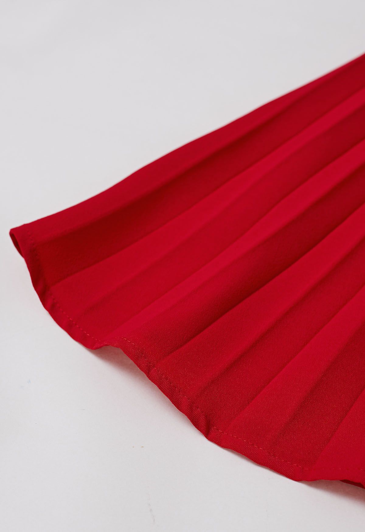 Graceful Pleats – Midikleid mit Wickeloptik und Gürtel in Rot