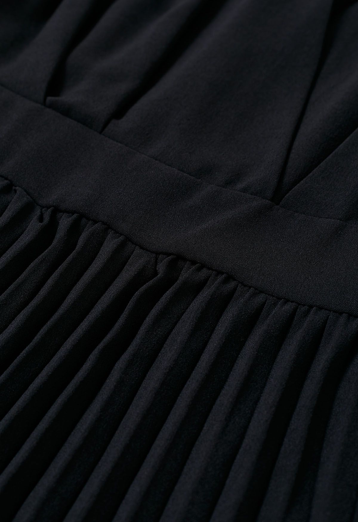 Graceful Pleats – Midikleid mit Wickeloptik und Gürtel in Schwarz