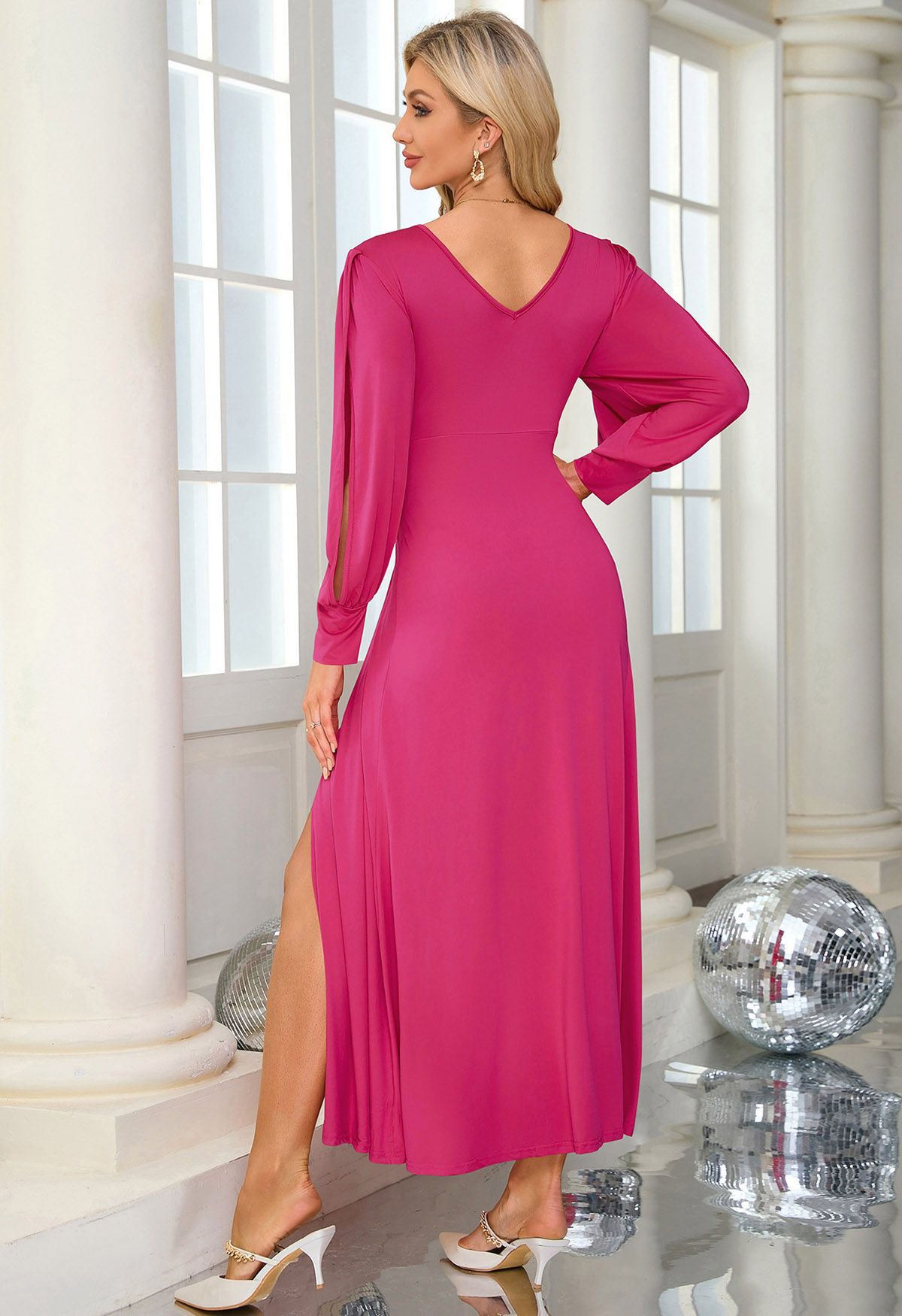 Maxikleid mit V-Ausschnitt und Cut-Out-Ärmeln und verdrehter Vorderseite in Pink