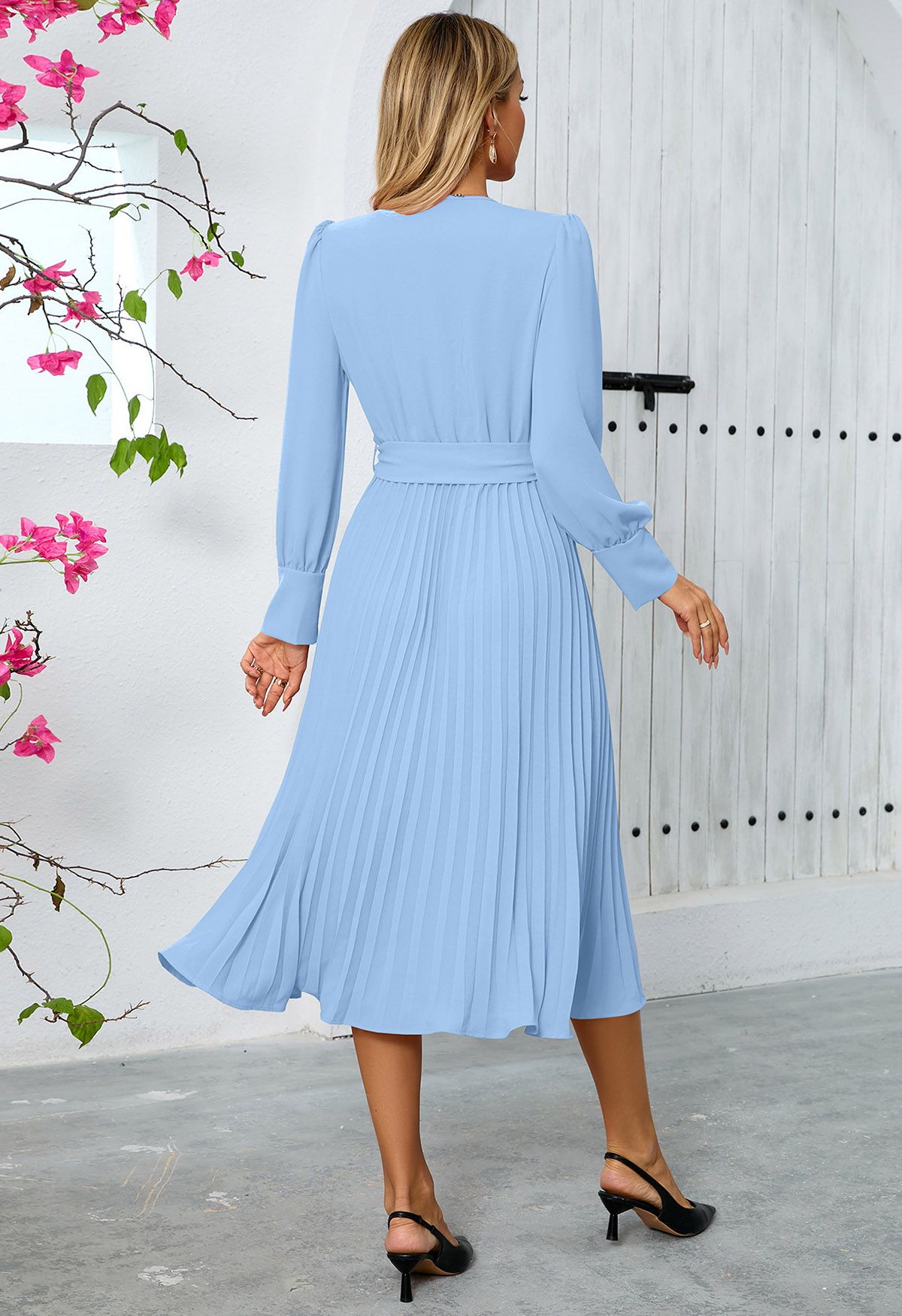 Graceful Pleats – Midikleid mit Wickeloptik und Gürtel in Blau