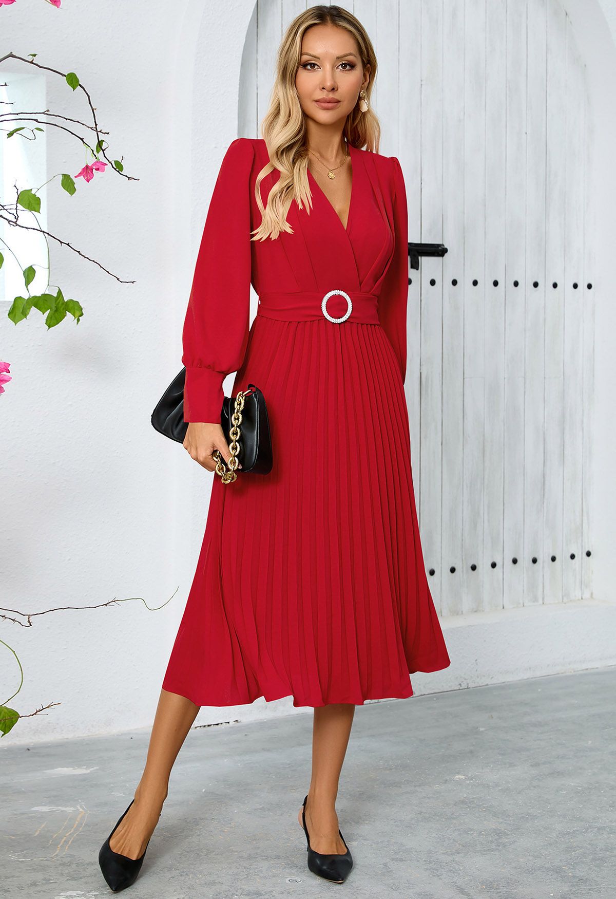 Graceful Pleats – Midikleid mit Wickeloptik und Gürtel in Rot