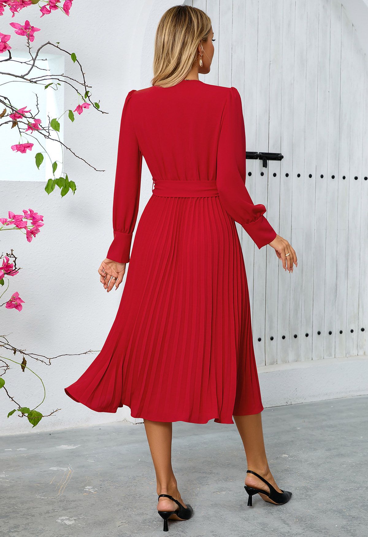 Graceful Pleats – Midikleid mit Wickeloptik und Gürtel in Rot