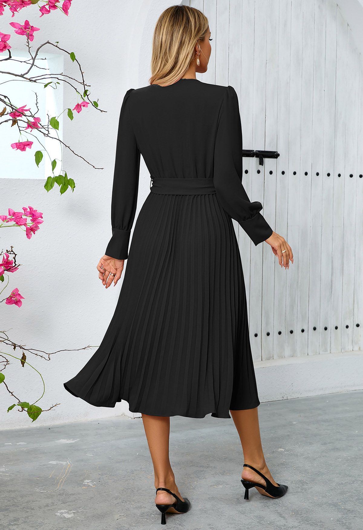 Graceful Pleats – Midikleid mit Wickeloptik und Gürtel in Schwarz