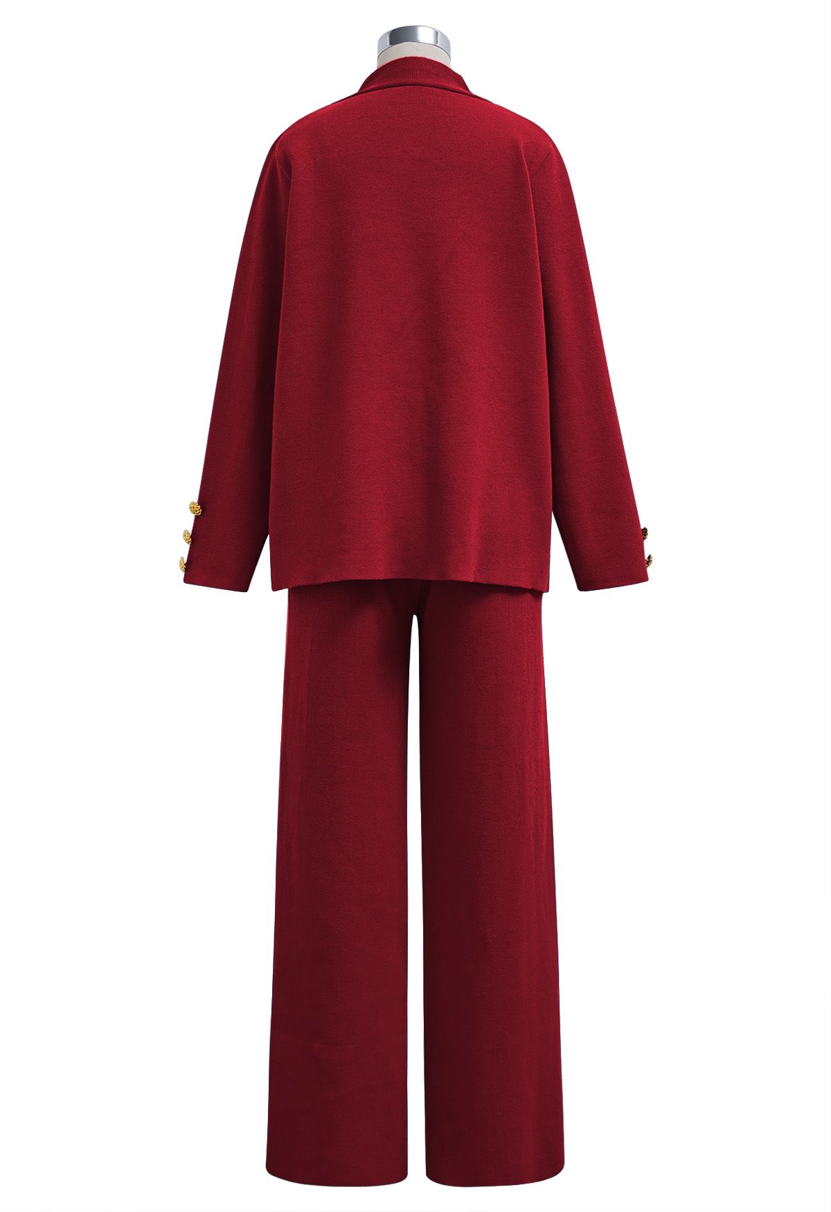 Set aus Strickjacke und Hose mit aufgesetzter Tasche und goldenen Knöpfen in Rot