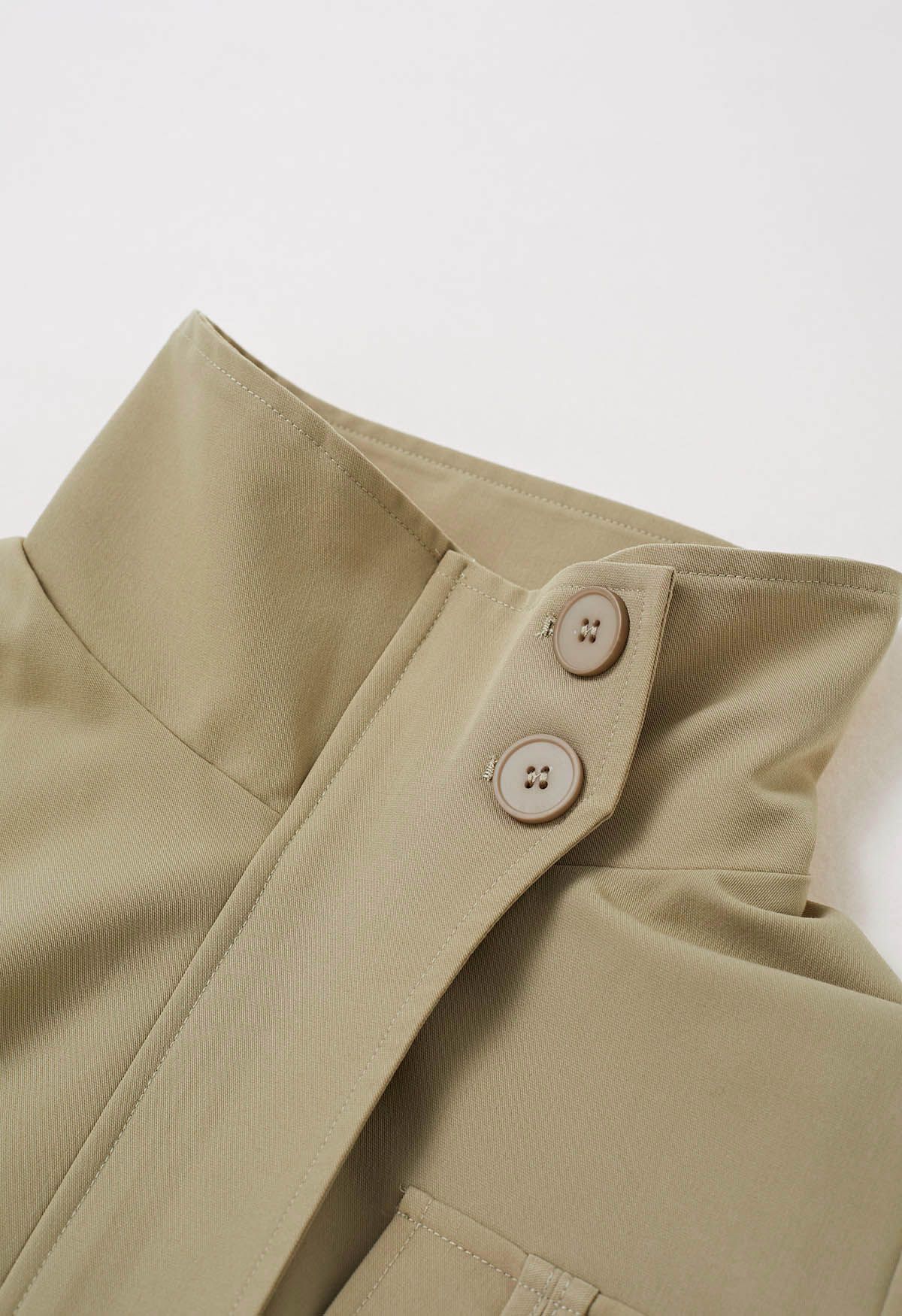 Outfitted – Trenchcoat mit Kragen, Pattentasche und Kordelzug in Khaki