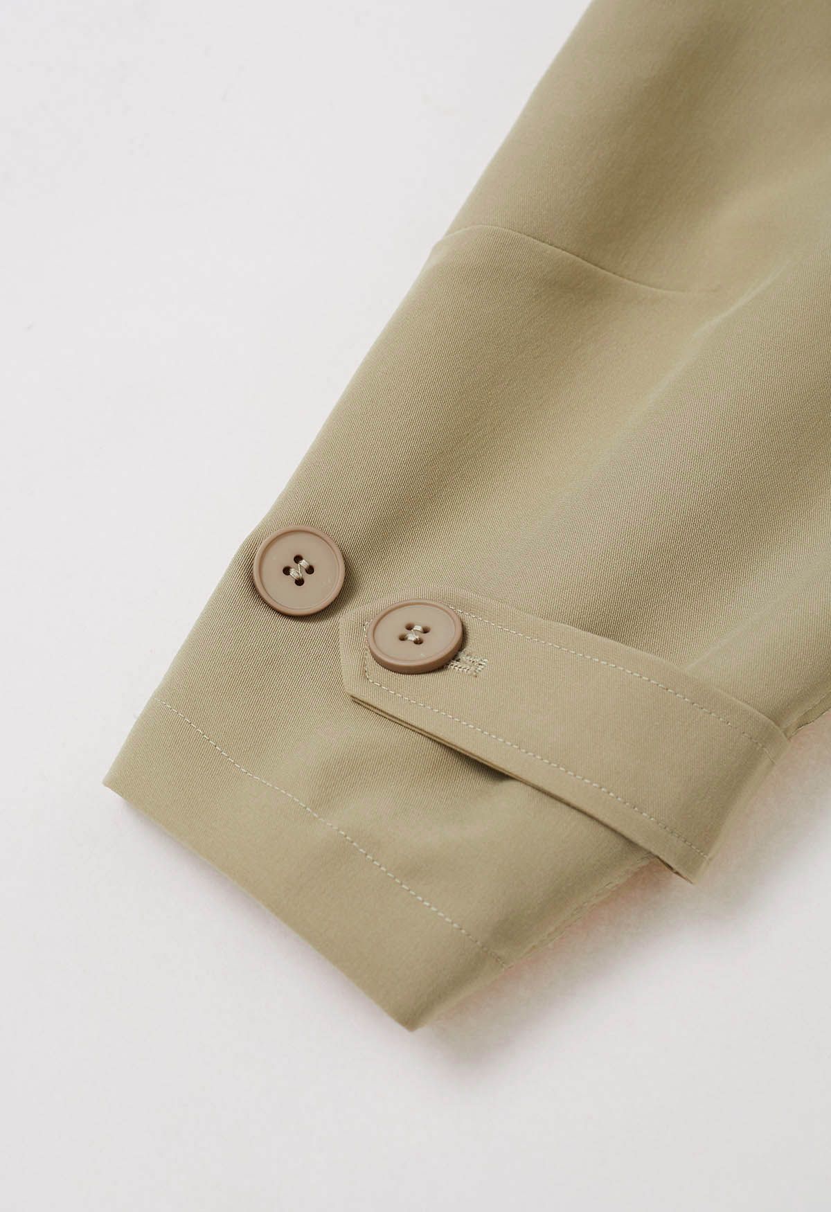 Outfitted – Trenchcoat mit Kragen, Pattentasche und Kordelzug in Khaki