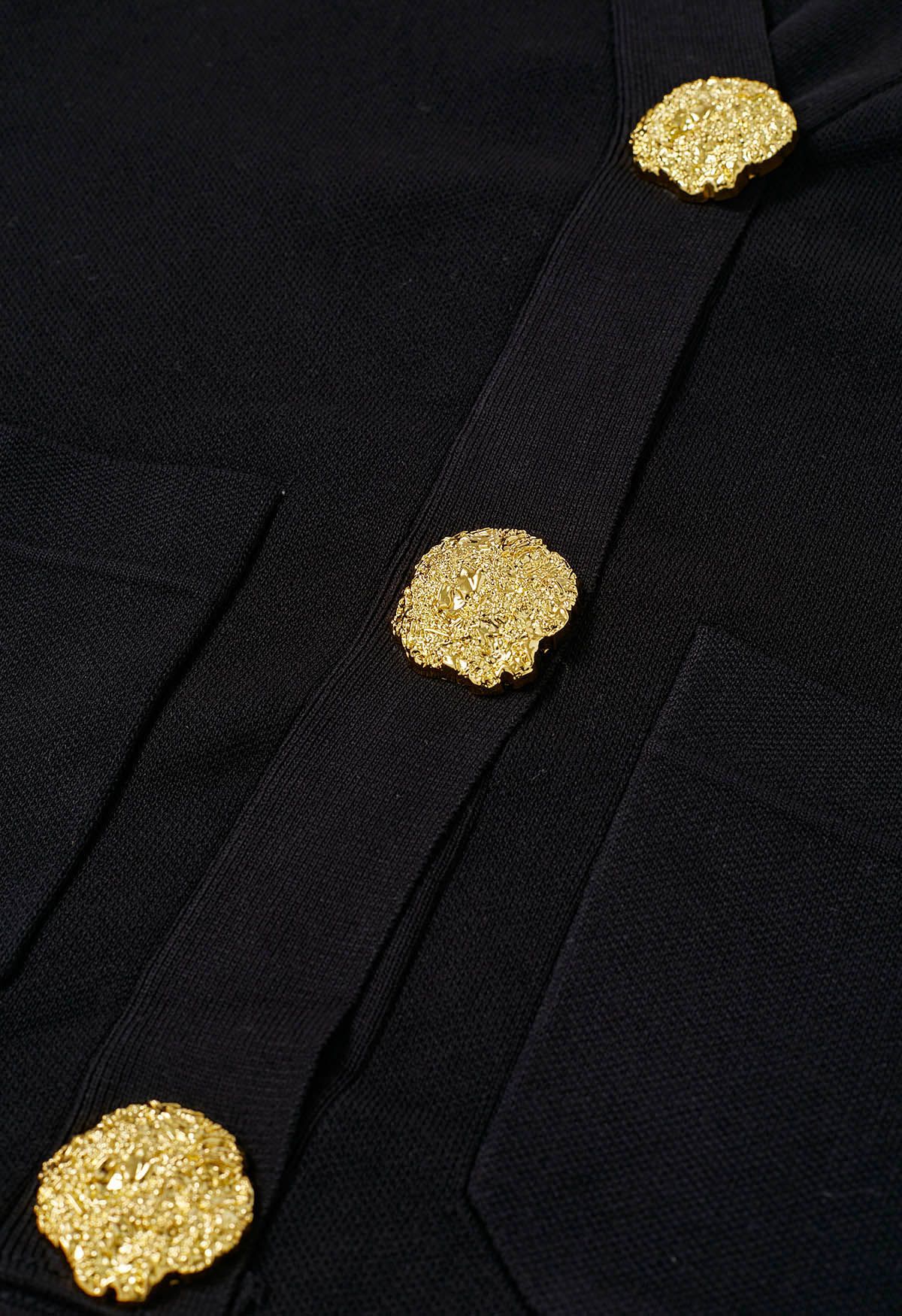 Set aus Strickjacke und Hose mit aufgesetzter Tasche und goldenen Knöpfen in Schwarz