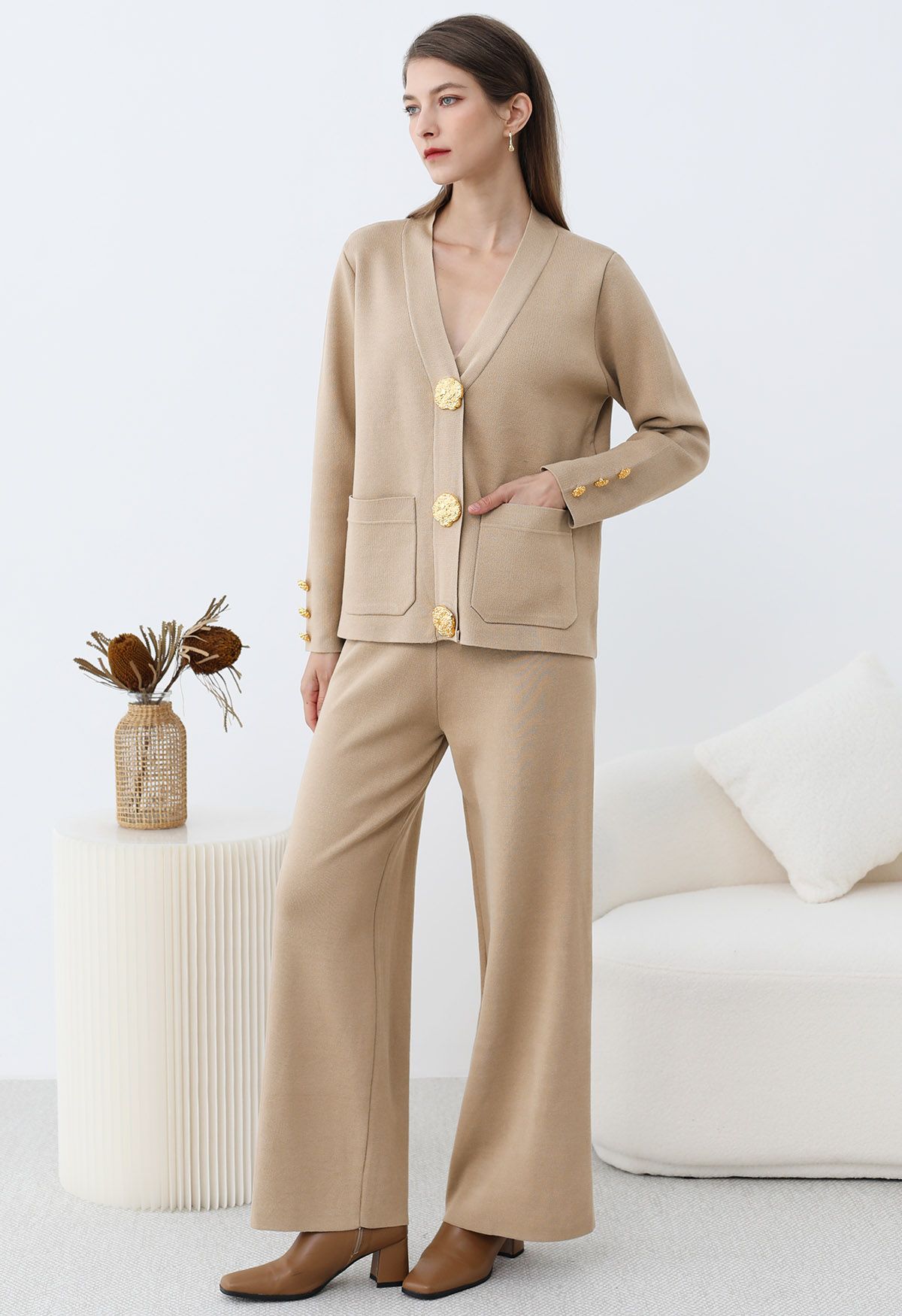 Set aus Strickjacke und Hose mit aufgesetzter Tasche und goldenen Knöpfen in Hellbraun