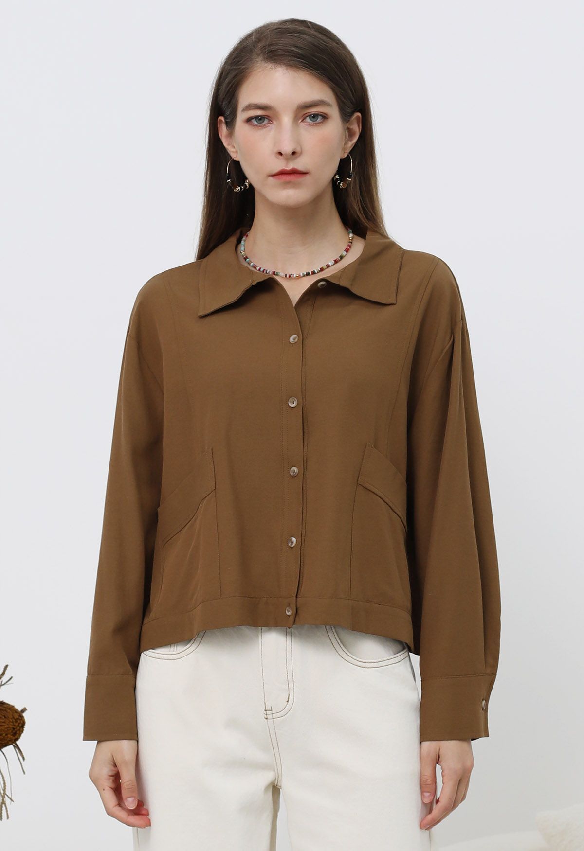 Minimalistisches Button-Down-Hemd mit Fronttasche in Karamell