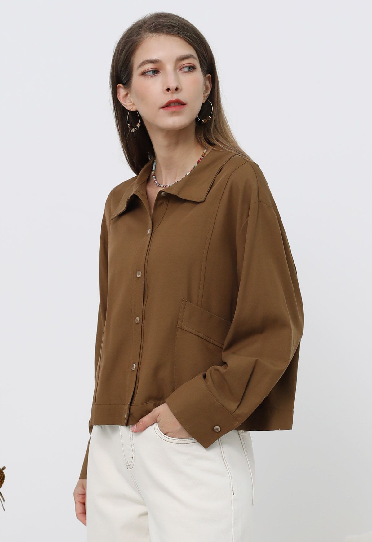 Minimalistisches Button-Down-Hemd mit Fronttasche in Karamell