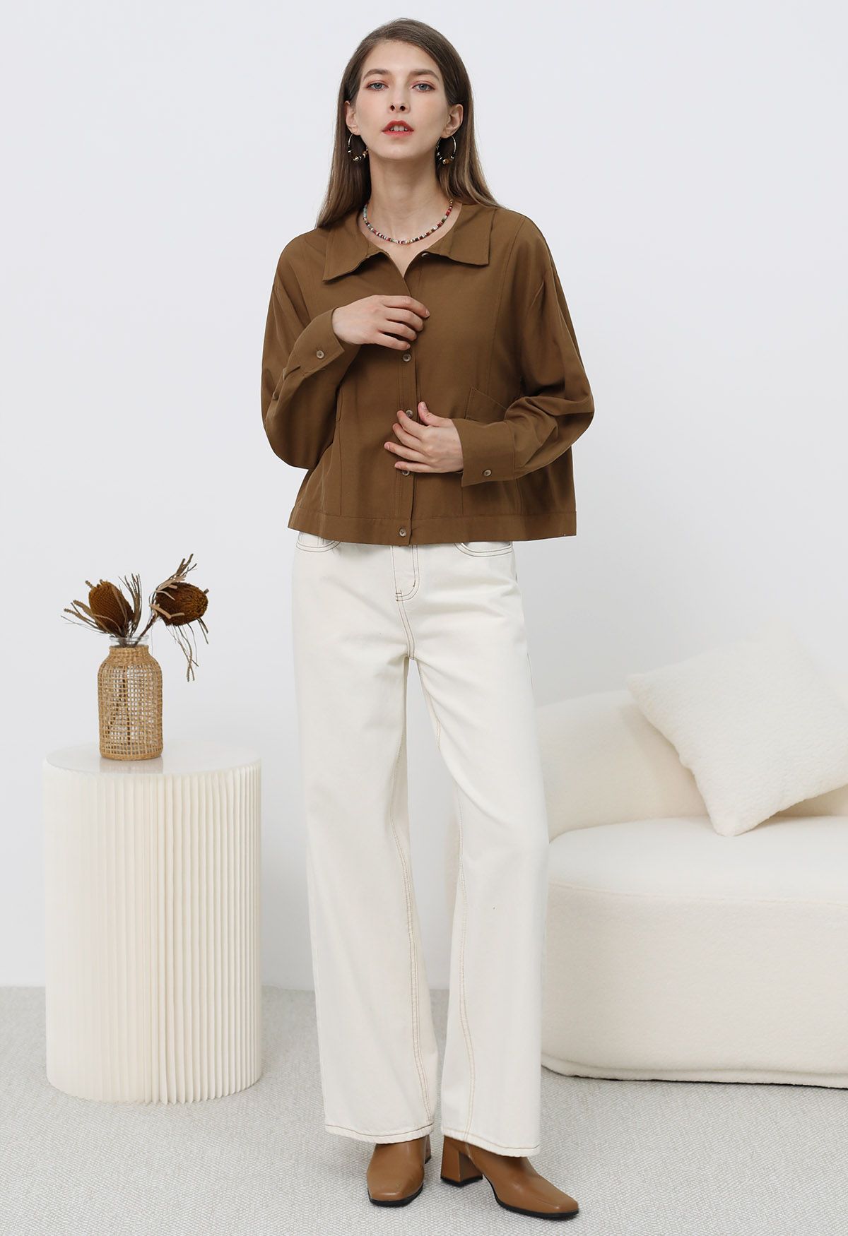 Minimalistisches Button-Down-Hemd mit Fronttasche in Karamell