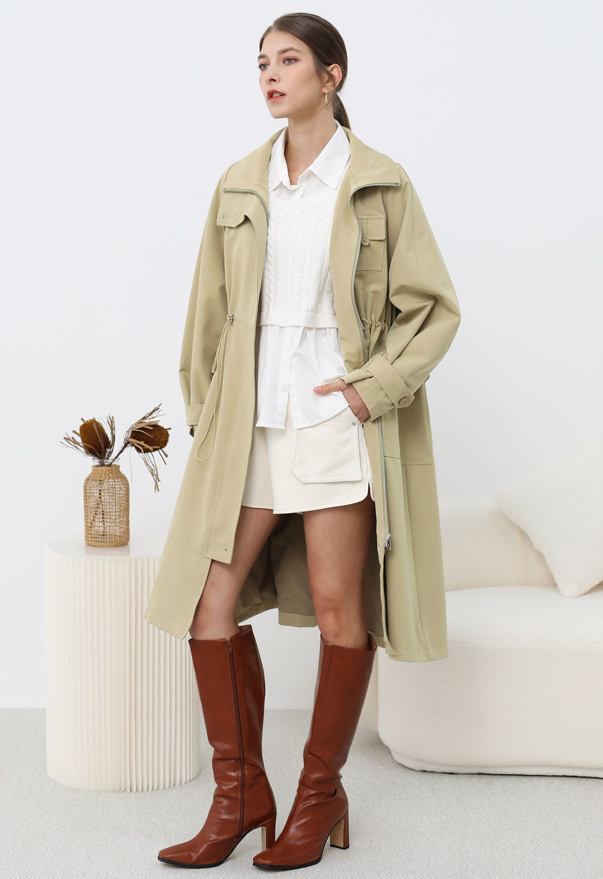 Outfitted – Trenchcoat mit Kragen, Pattentasche und Kordelzug in Khaki