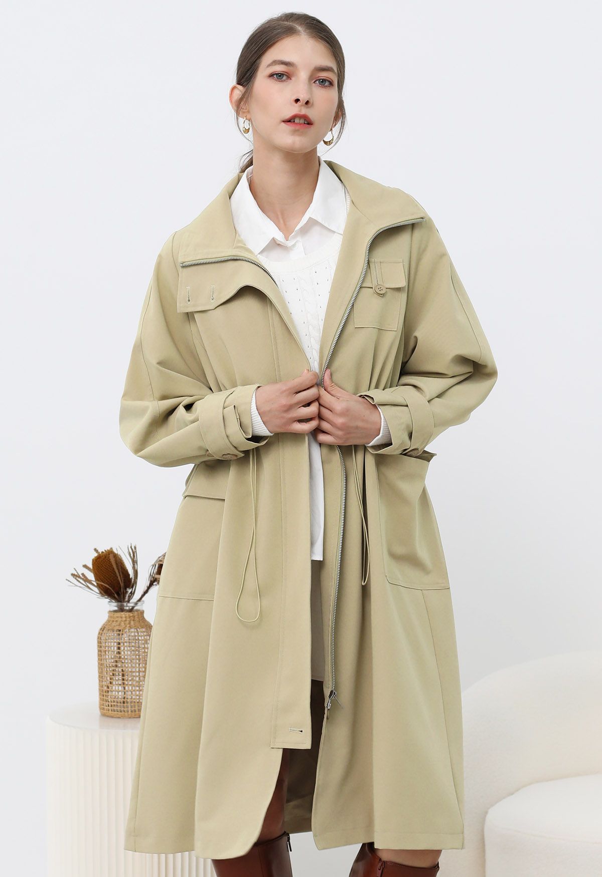 Outfitted – Trenchcoat mit Kragen, Pattentasche und Kordelzug in Khaki