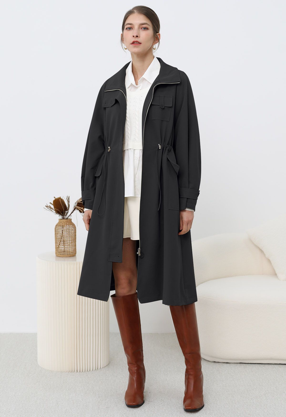 Outfitted – Trenchcoat mit Kragen, Pattentasche und Kordelzug in Schwarz