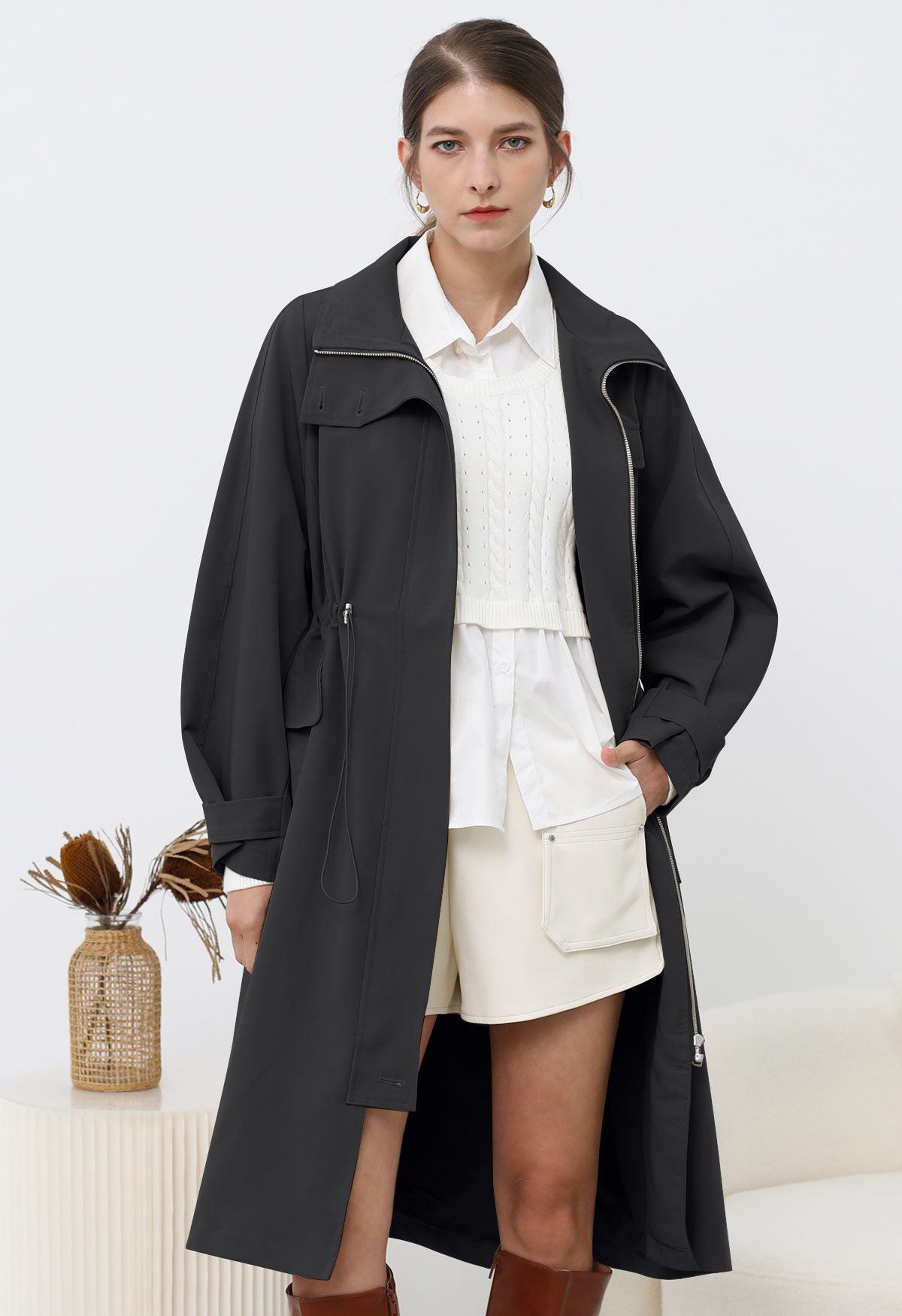 Outfitted – Trenchcoat mit Kragen, Pattentasche und Kordelzug in Schwarz