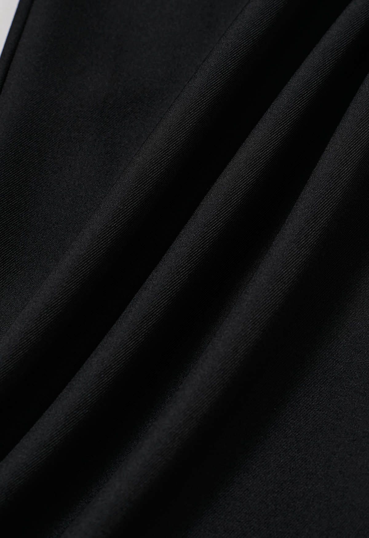 Asymmetrische Hose mit geradem Bein und Klappe und Knöpfen in Schwarz