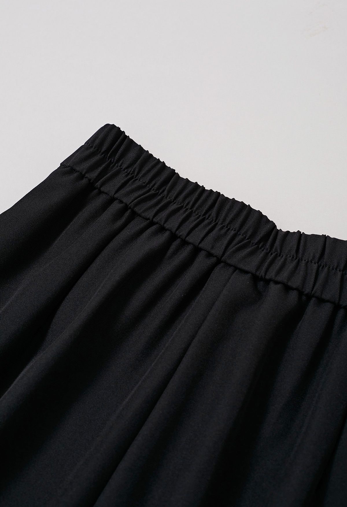 Asymmetrische Hose mit geradem Bein und Klappe und Knöpfen in Schwarz