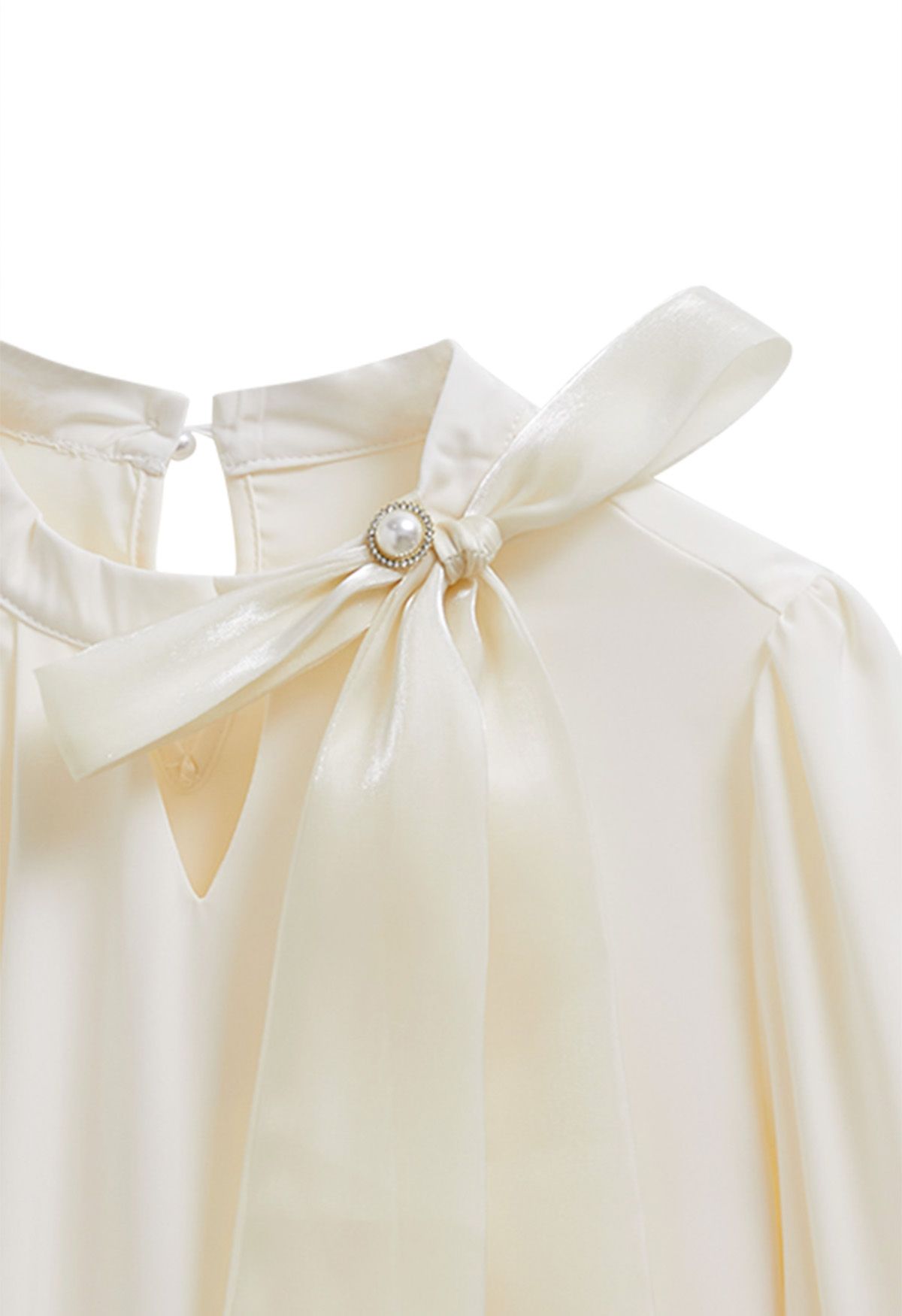 Perlmuttfarbenes Satin-Top mit Schleife aus Organza in Creme