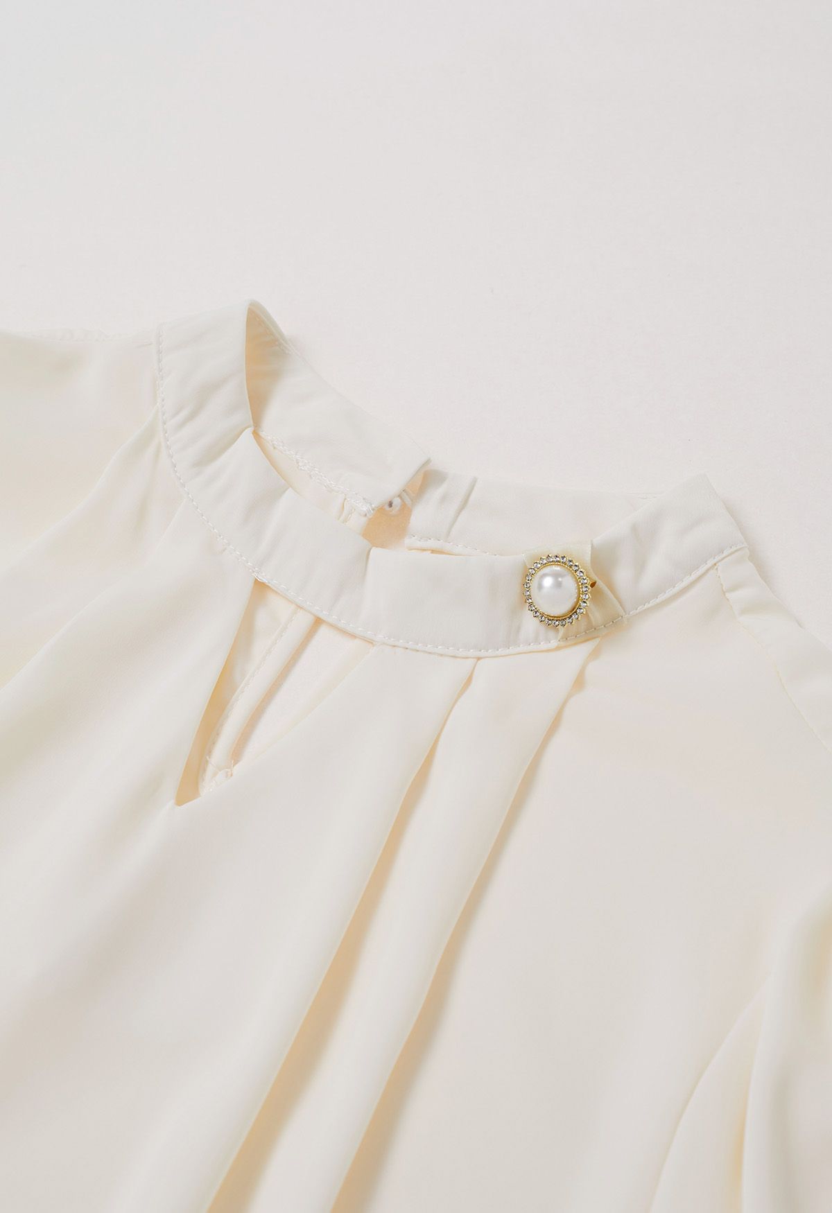 Perlmuttfarbenes Satin-Top mit Schleife aus Organza in Creme