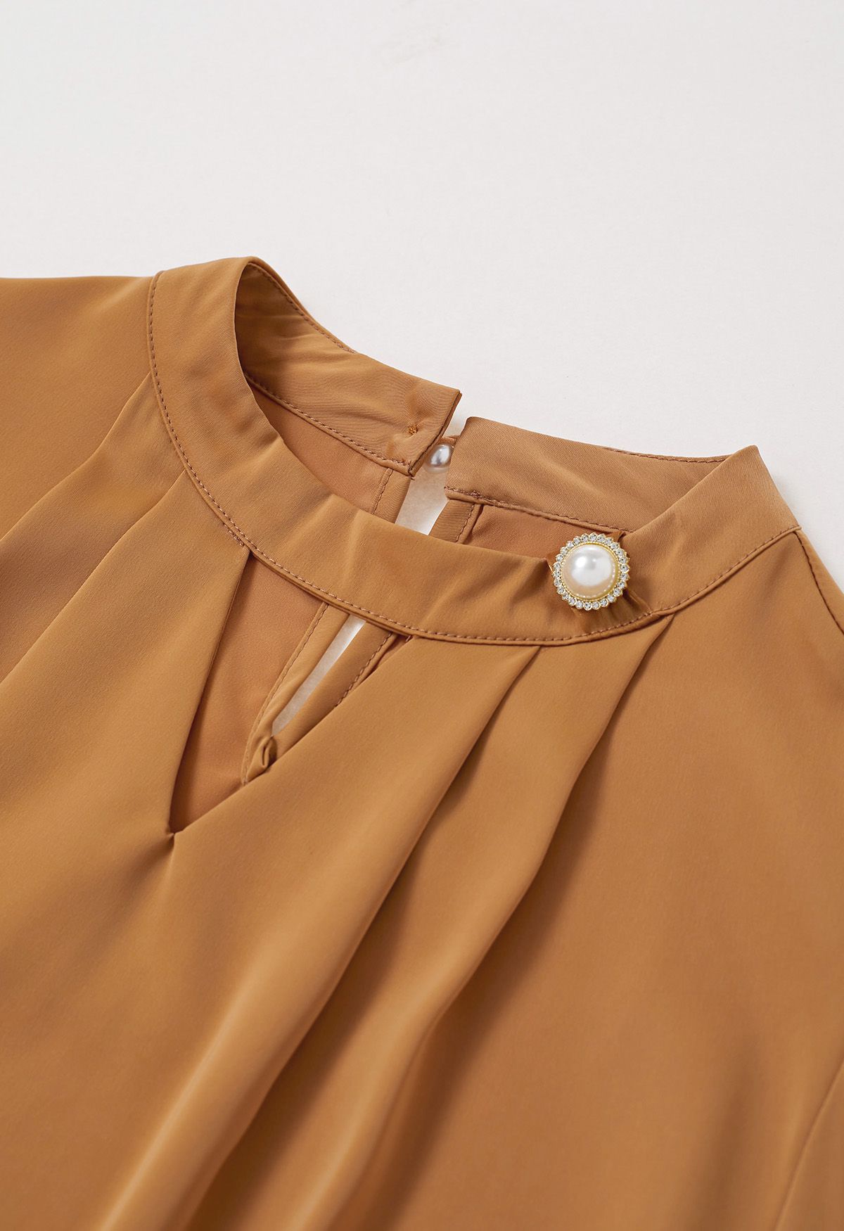 Perlmuttfarbenes Organza-Satin-Top mit Schleife in Kürbis