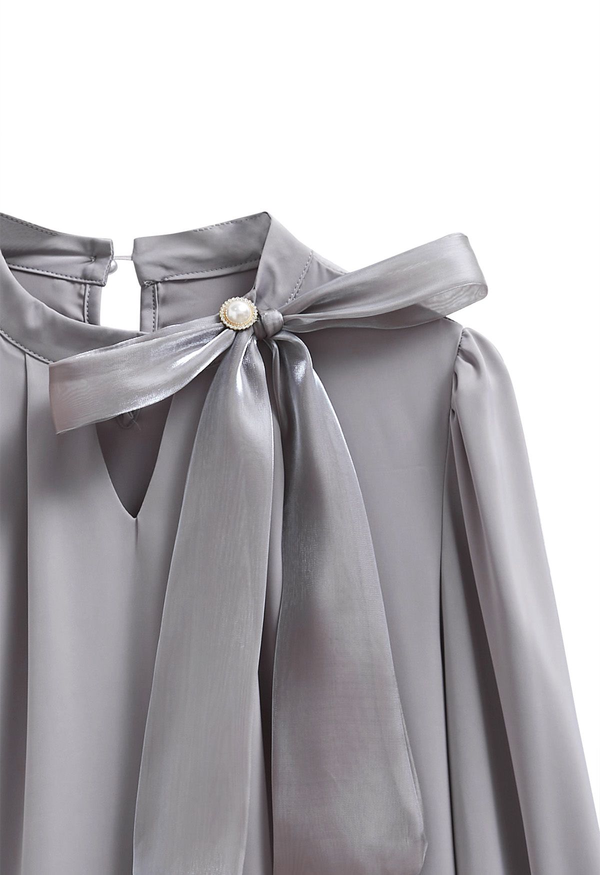 Perlmuttfarbenes Organza-Satin-Top mit Schleife in Grau