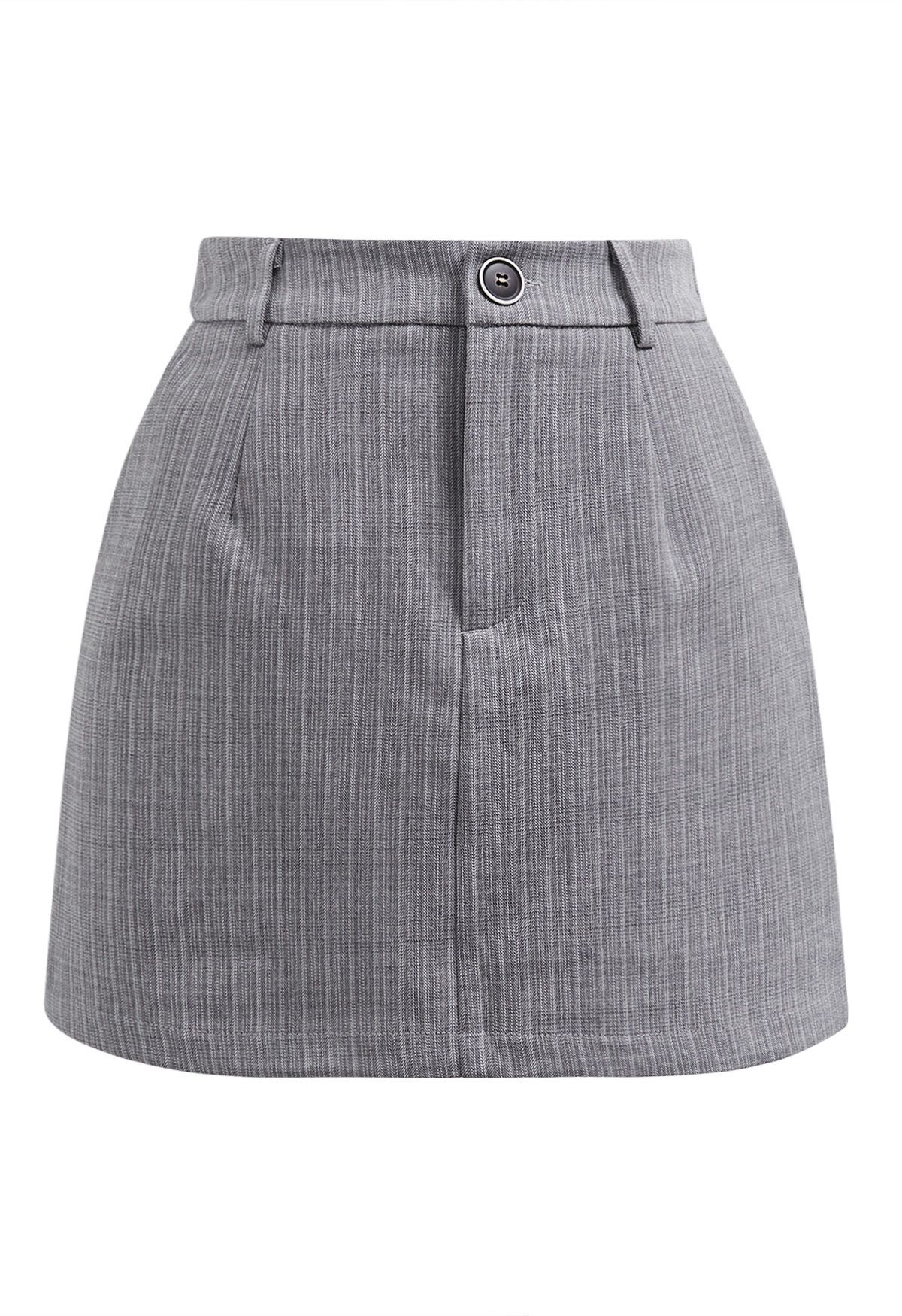 Everlasting – Gestreifter Mini-Skort mit Seitentaschen in Grau