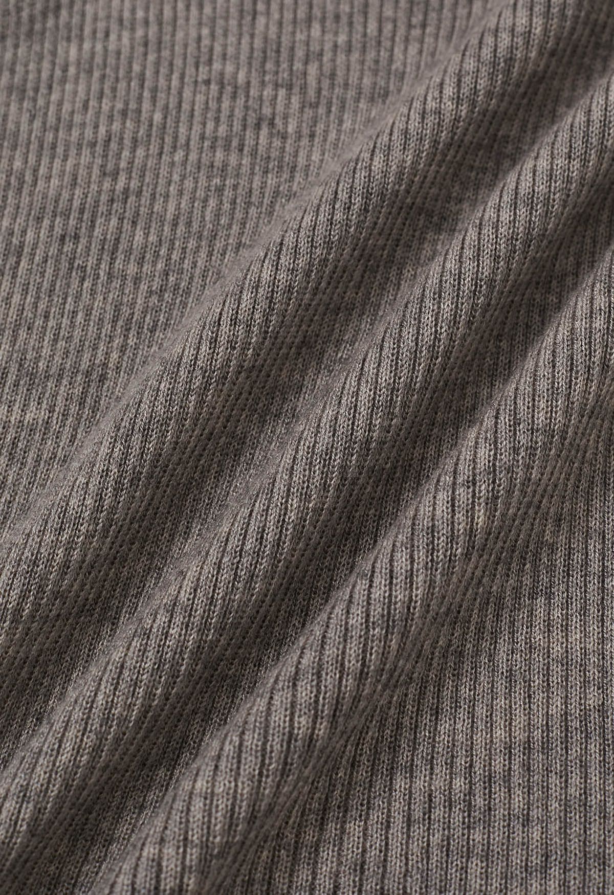 Langärmliges Rippstrick-Top „Ruffled Charm“ in Grau