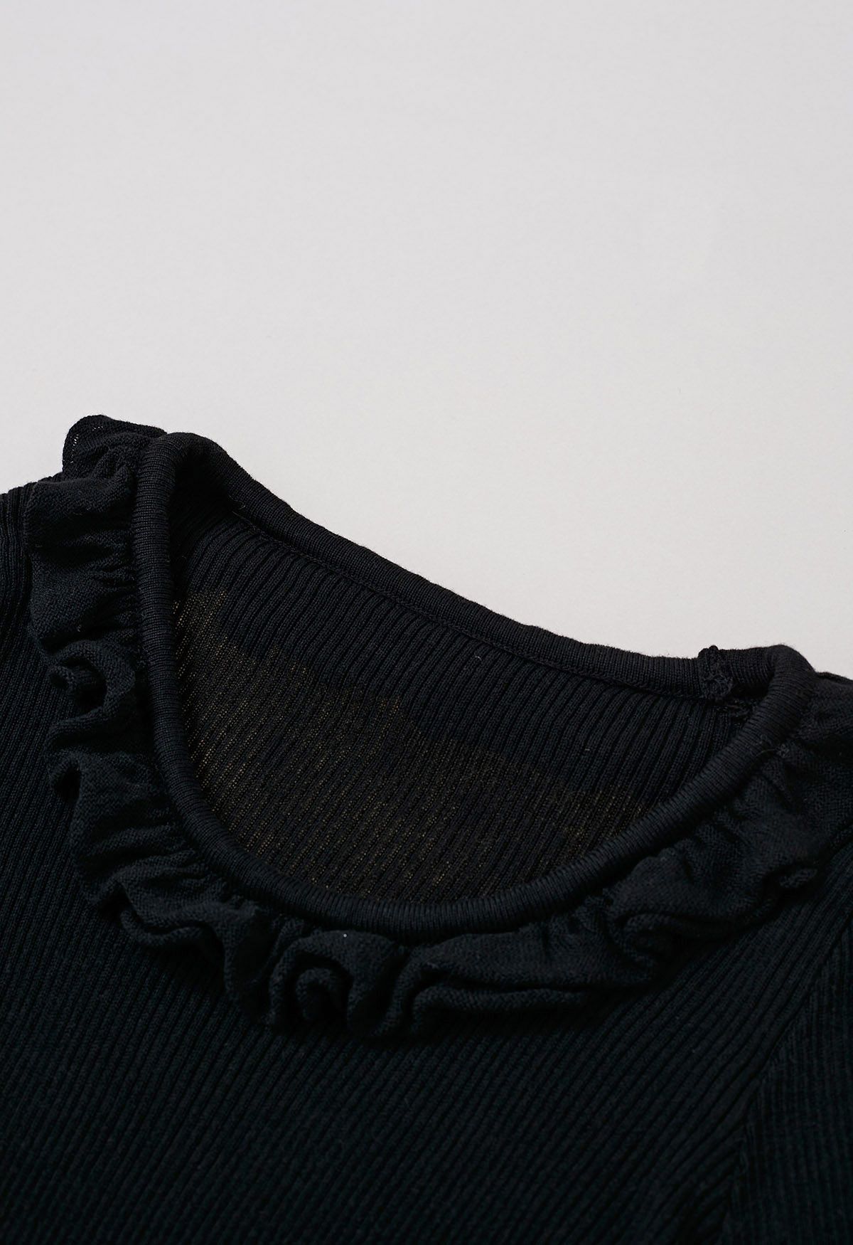 Langärmliges Rippstrick-Top „Ruffled Charm“ in Schwarz