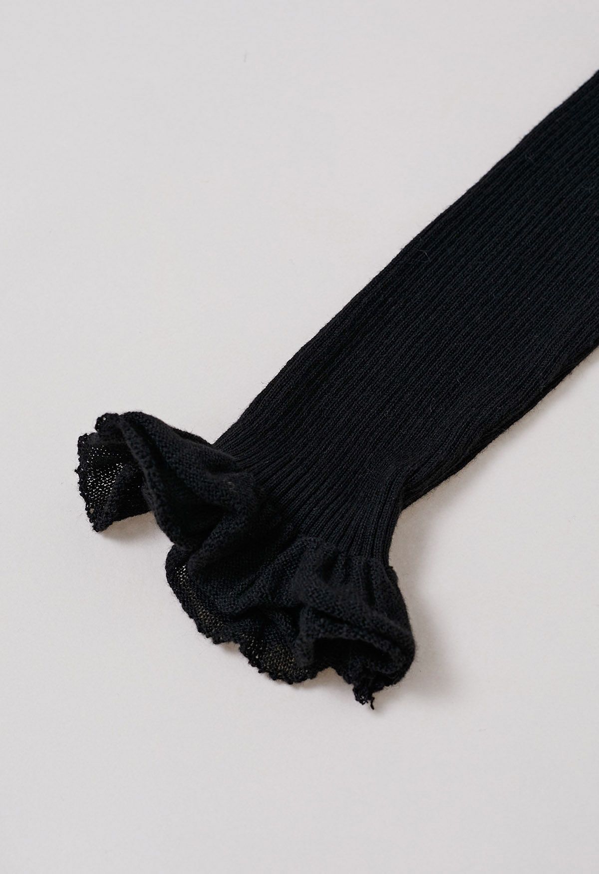 Langärmliges Rippstrick-Top „Ruffled Charm“ in Schwarz