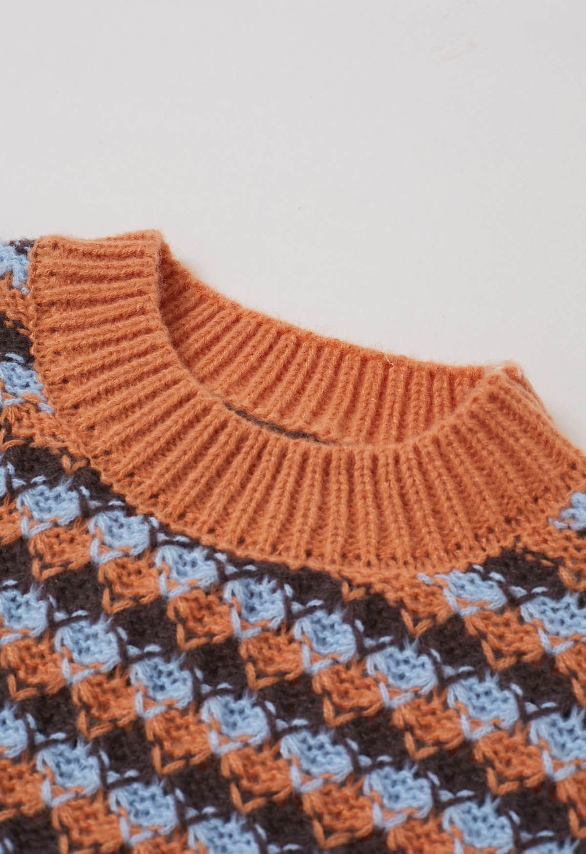 Strickpullover mit geometrischem Muster in Herbsttönen