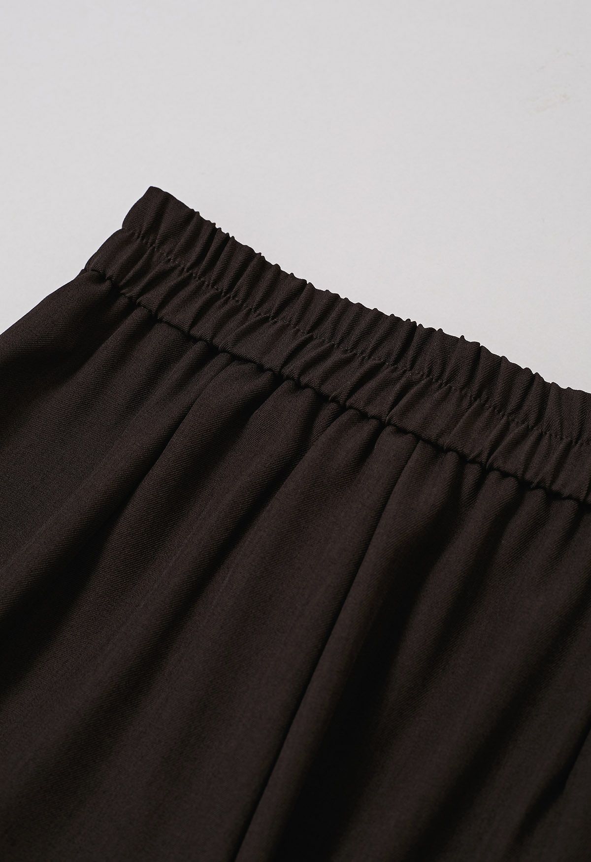 Asymmetrische Hose mit geradem Bein und Klappe und Knöpfen in Schokolade