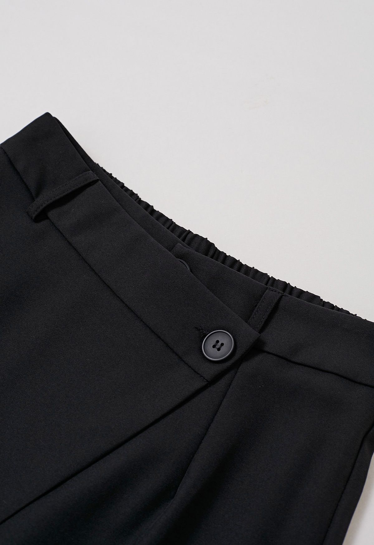 Asymmetrische Hose mit geradem Bein und Klappe und Knöpfen in Schwarz