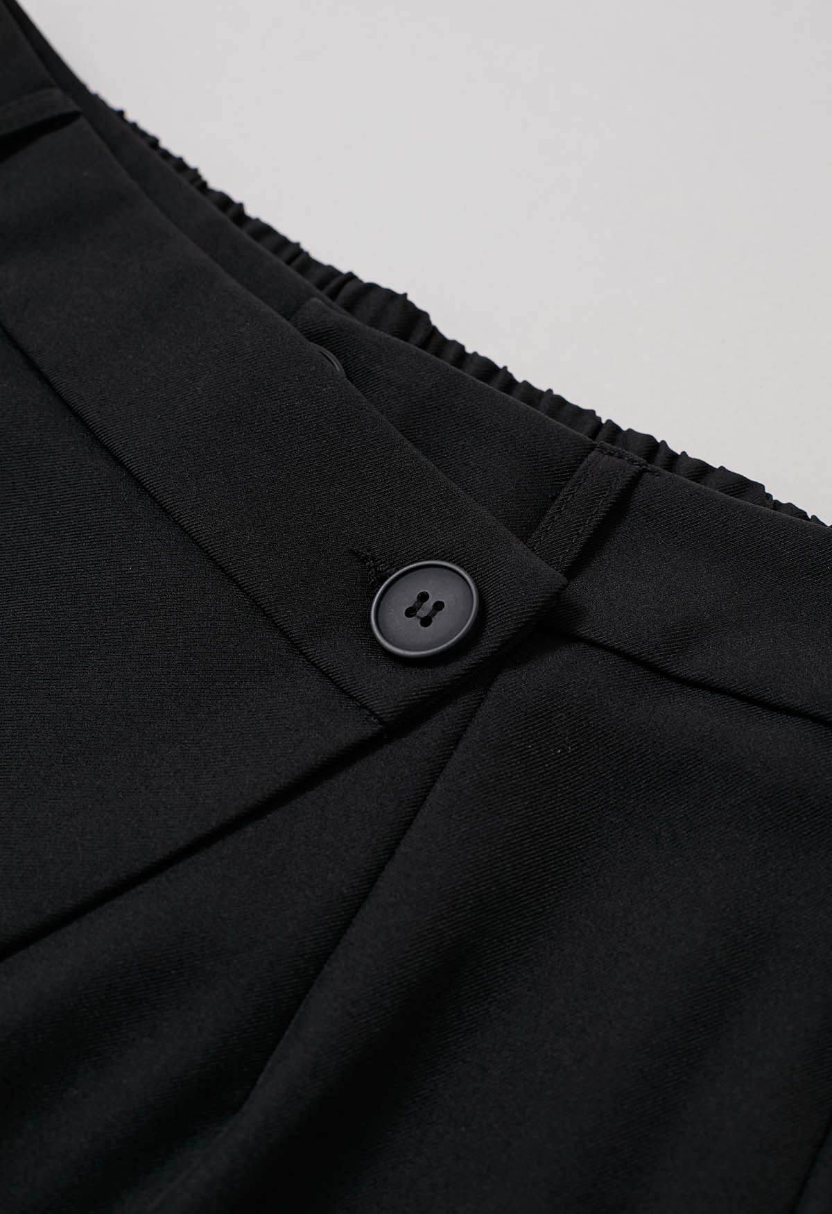 Asymmetrische Hose mit geradem Bein und Klappe und Knöpfen in Schwarz