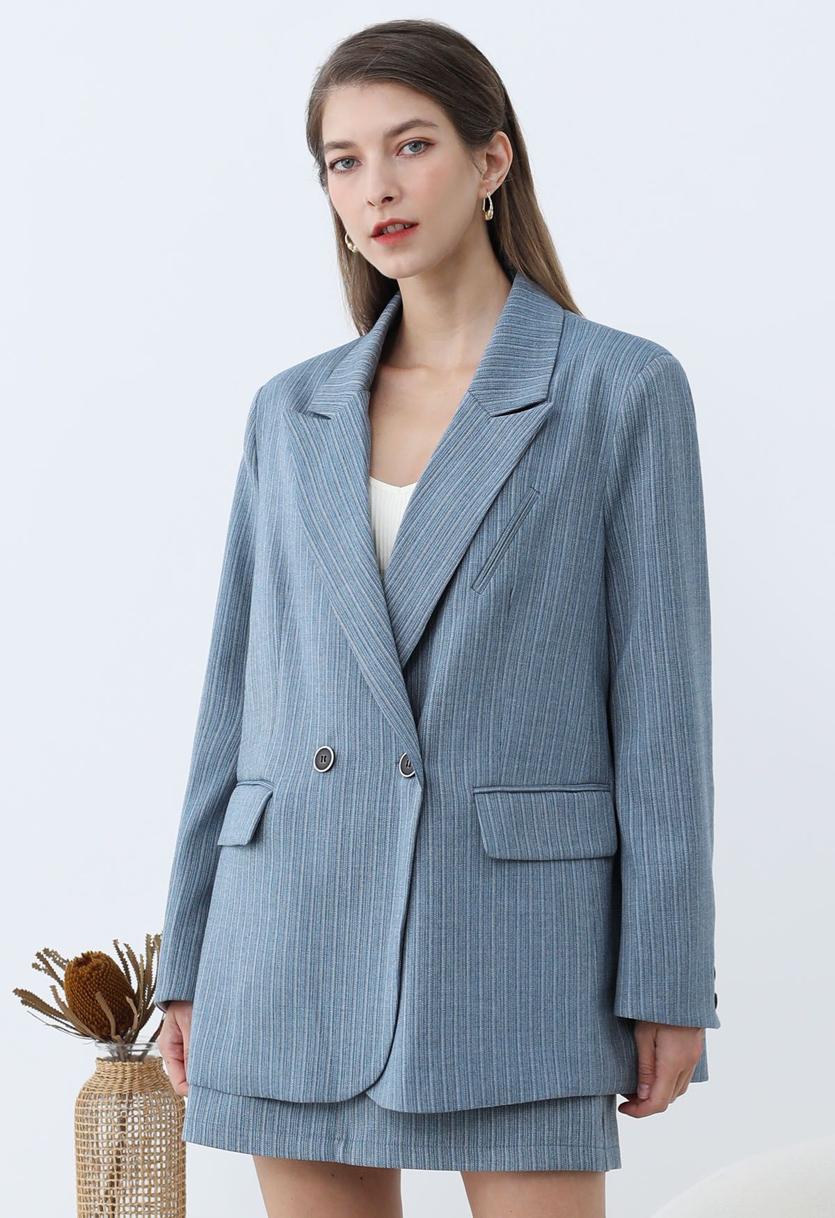 Everlasting – Gestreifter Oversize-Blazer mit gepolsterten Schultern in Blau