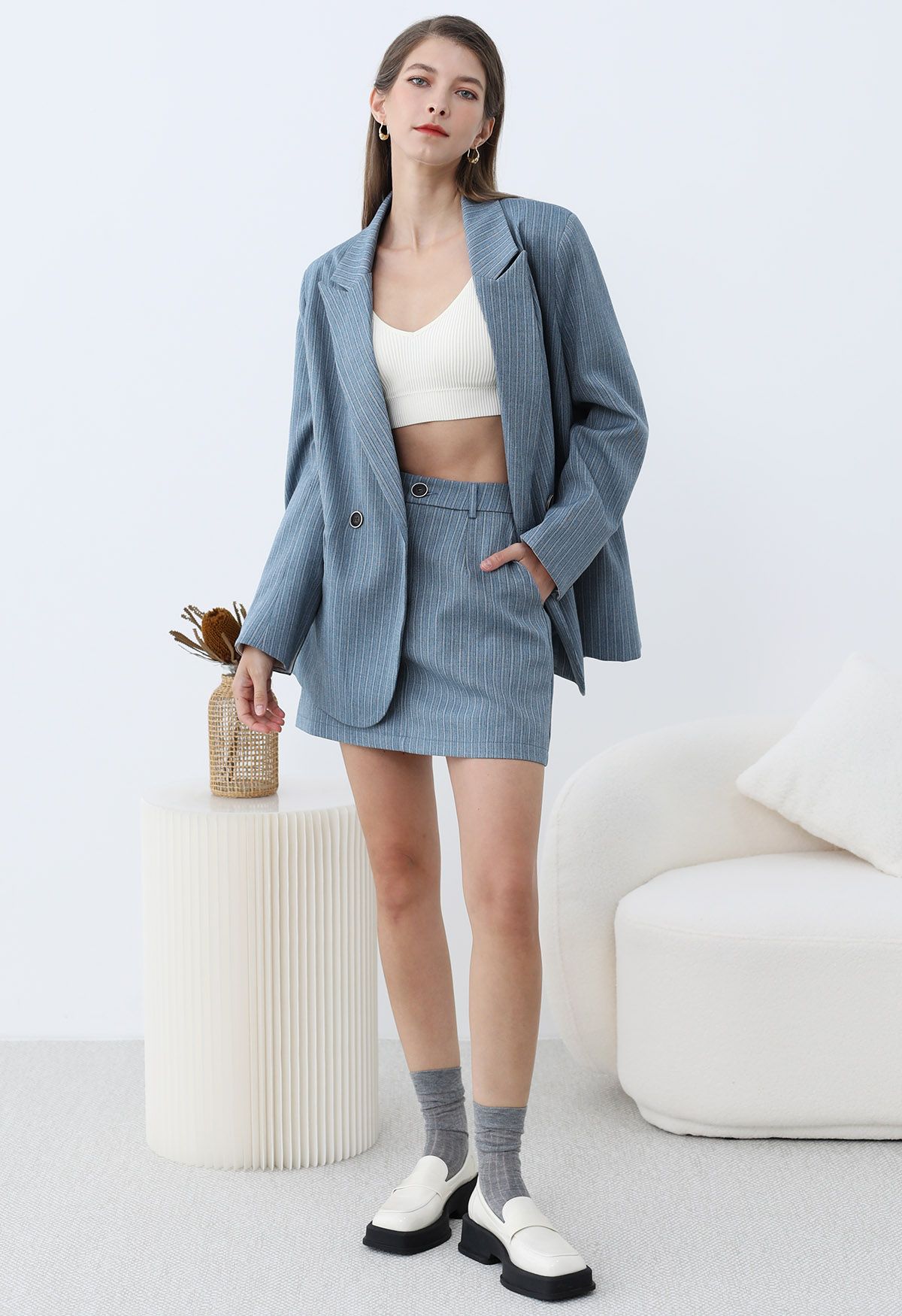 Everlasting – Gestreifter Oversize-Blazer mit gepolsterten Schultern in Blau