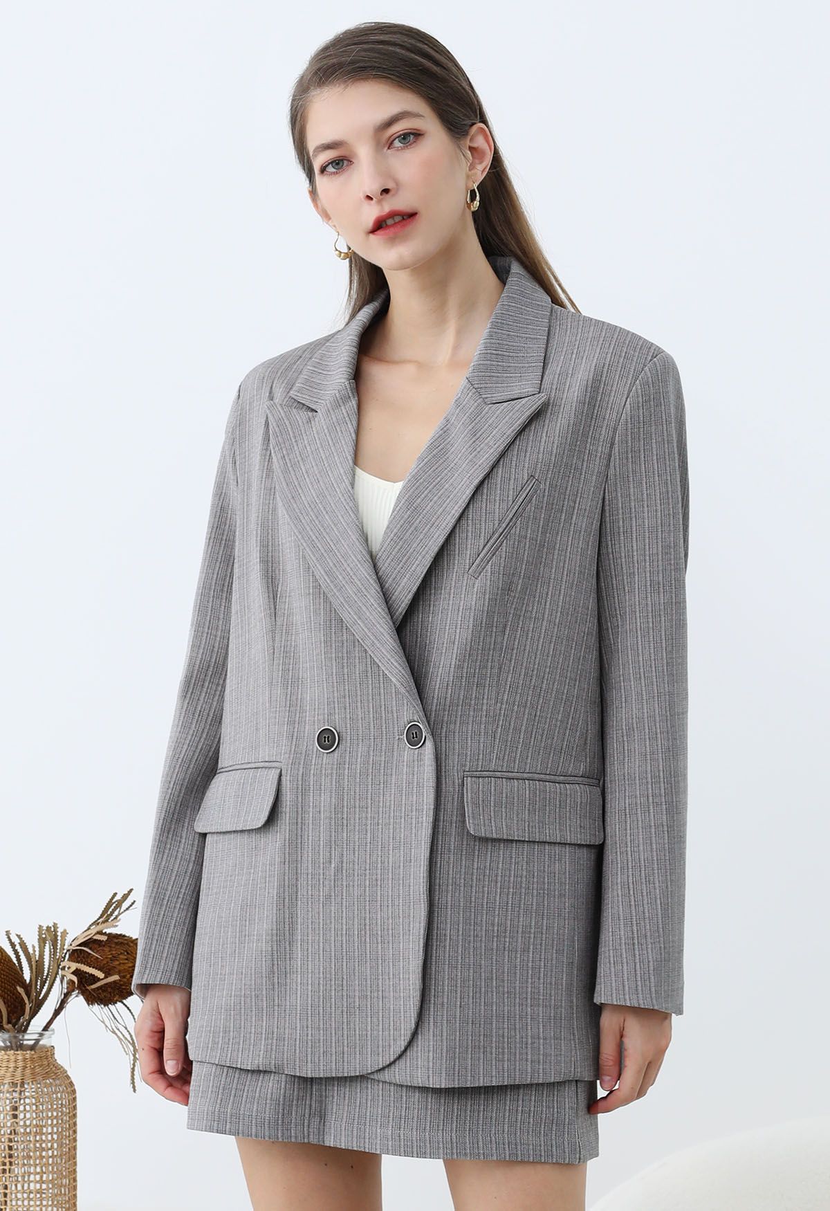 Everlasting – Gestreifter Oversize-Blazer mit gepolsterten Schultern in Grau