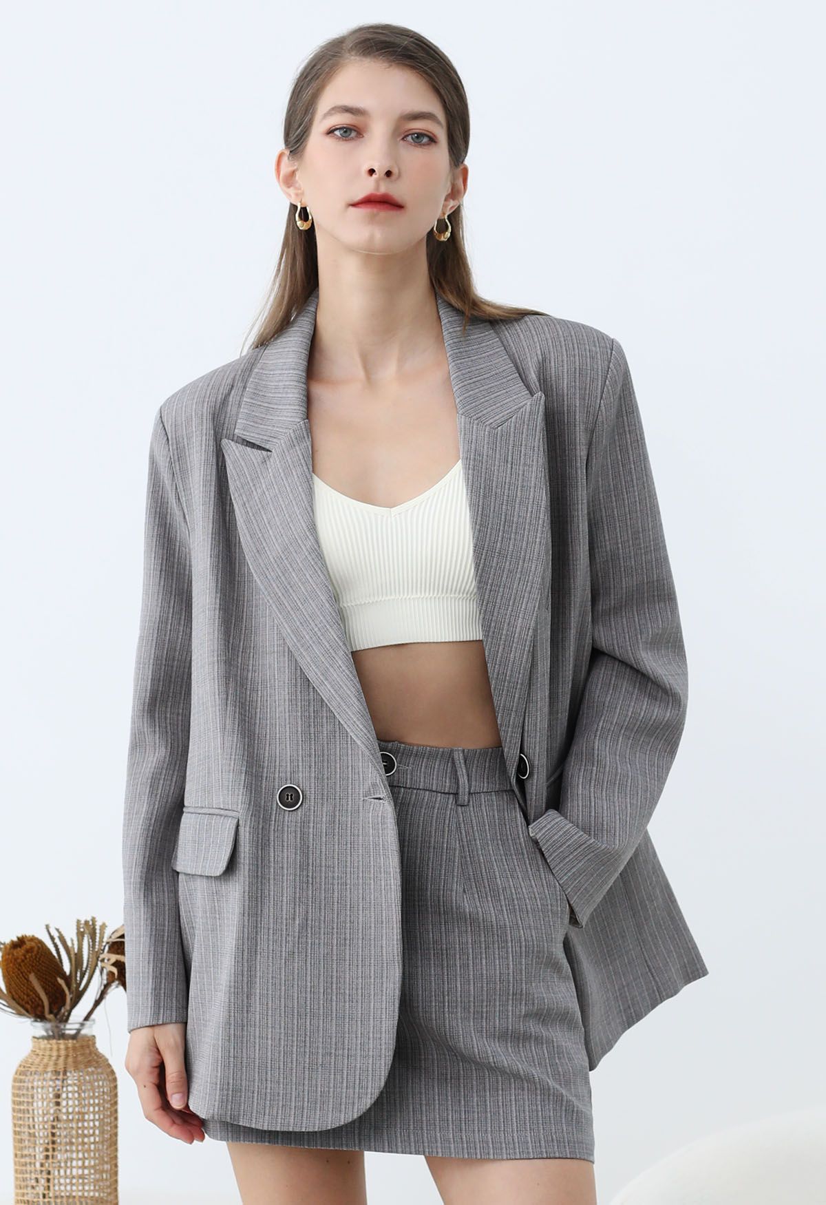 Everlasting – Gestreifter Oversize-Blazer mit gepolsterten Schultern in Grau