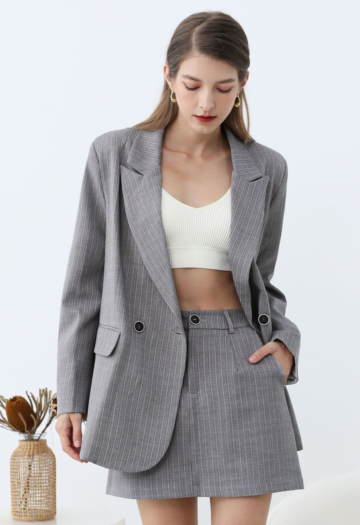 Everlasting – Gestreifter Oversize-Blazer mit gepolsterten Schultern in Grau