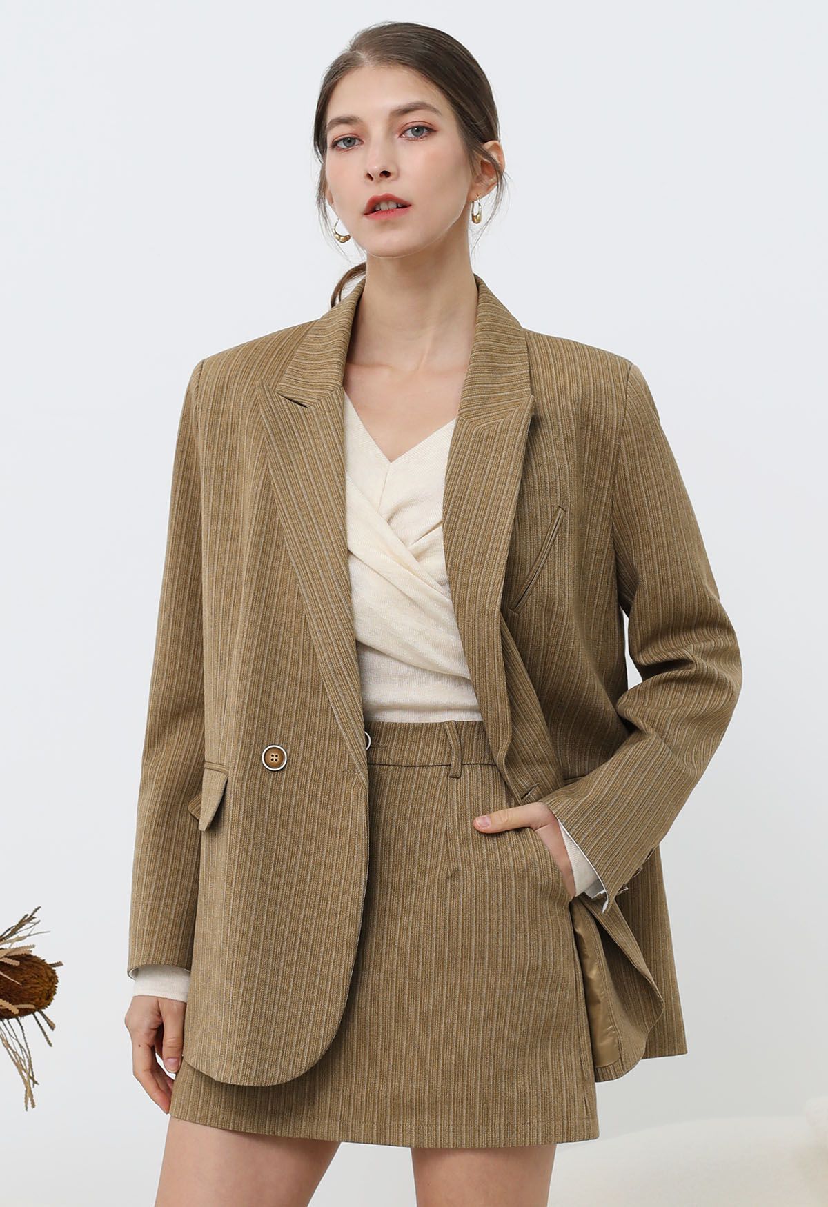 Everlasting – Gestreifter Oversize-Blazer mit gepolsterten Schultern in Camel