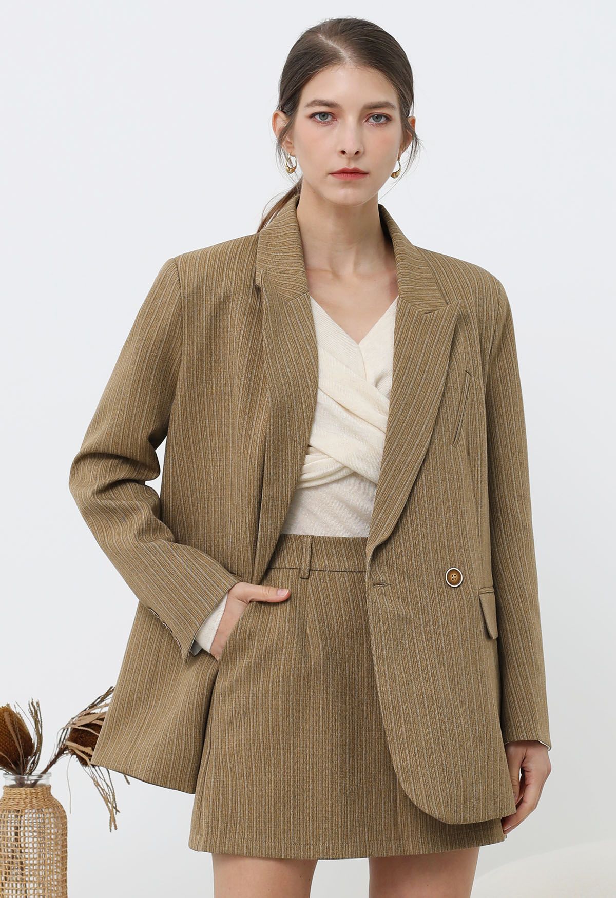 Everlasting – Gestreifter Oversize-Blazer mit gepolsterten Schultern in Camel