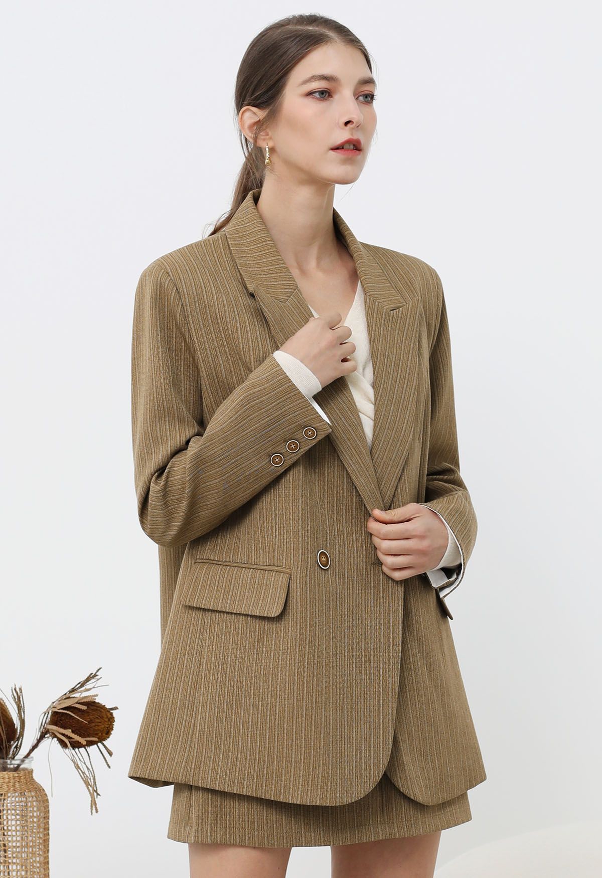 Everlasting – Gestreifter Oversize-Blazer mit gepolsterten Schultern in Camel