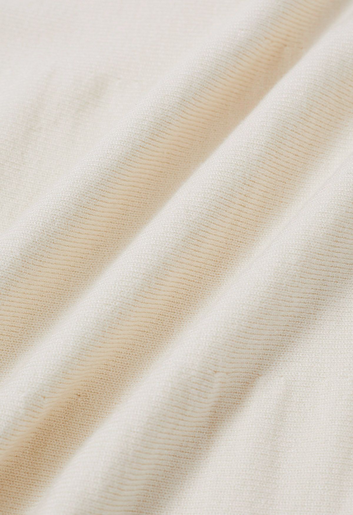 Einfallsreiches, kontrastfarben gestreiftes Rippstrickkleid mit Gürtel in Creme